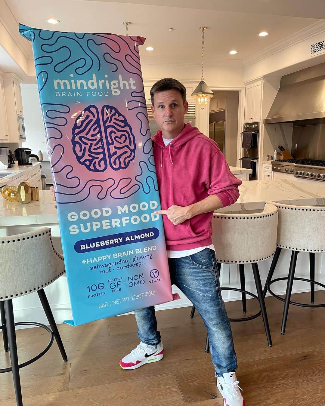 ロブ・ディアデックのインスタグラム：「One of my favorite parts of building a company @dyrdekmachine is when you get the packaged product in your hands for the first time. There is nothing like it. After all the work, it’s finally real. This time my co founder and partner @csbernie, took that to a whole new level with this @get_mindright mega bar! We are on a mission to make taste good, feel good nutrition, for a happy and healthy mind. After developing the brand over the last year, we are  now getting ready to launch. Follow @get_mindright if you are looking for that feel good content. Hit the website for a chance to win some of our very first run of these bars.  www.getmindright.com」