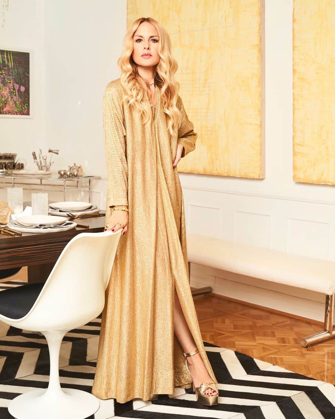 レイチェル・ゾーのインスタグラム：「I am sooo excited to reveal my Shoppe Holiday Gift Guides exclusively for @curateur members! There is something for everyone in your life or to simply treat yourself to something special. Become a member now to shop the chicest and most glamorous holiday gifts at amazing prices! Make sure to visit the newly launched #Collective for more members only benefits.!✨Link in bio! XoRZ #holiday #glamour #curateur」