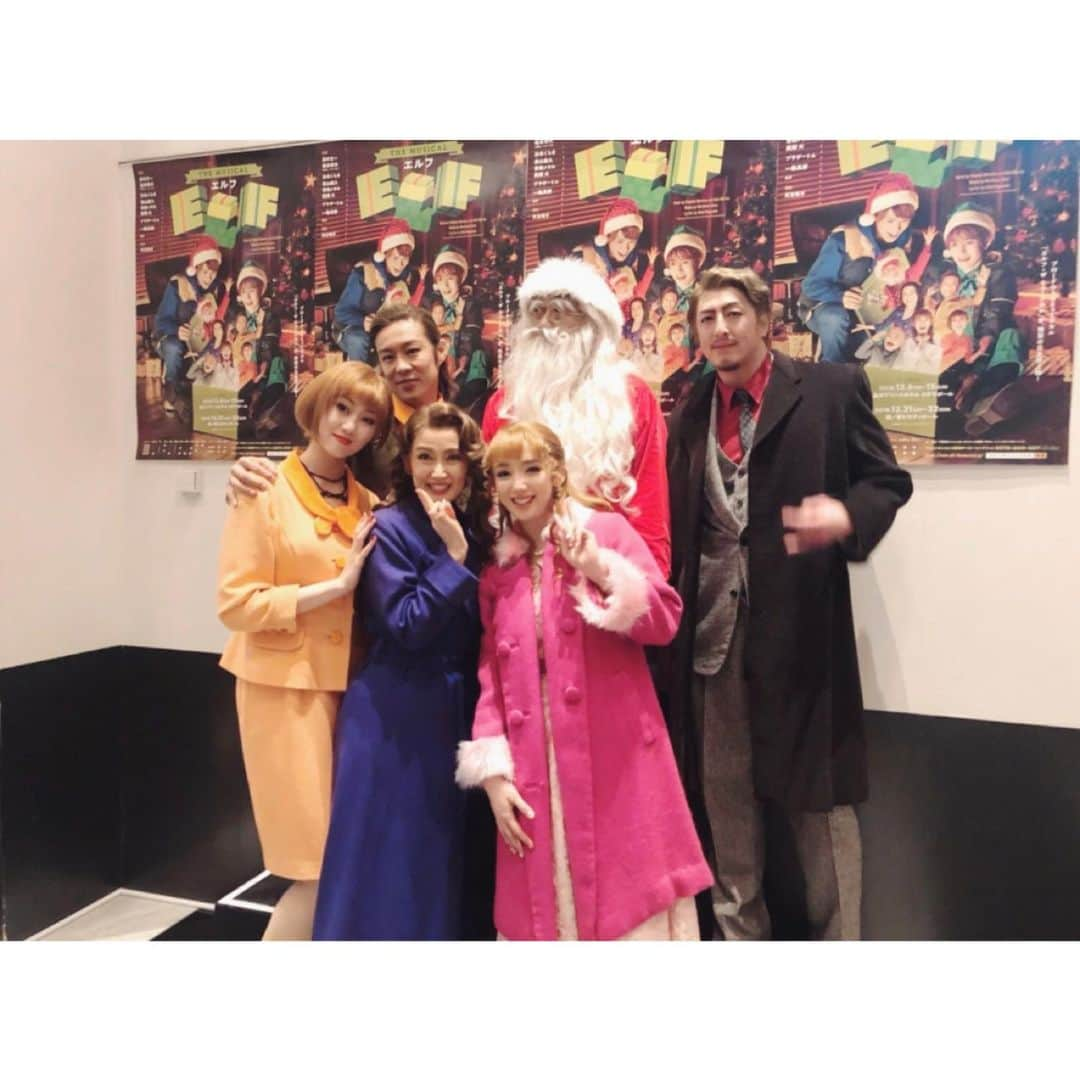 沙央くらまさんのインスタグラム写真 - (沙央くらまInstagram)「#ELFthemusical 観てきました☺︎ 昨年日本で初めて上演され、 今年はキャストや演出を変えての上演。 懐かしく、本当に素敵な作品でした。大ちゃんと久々に会ったのですが、あれ？今年初めて会った？！もうそんなに経ったの？！ とビックリしながら、相変わらずお腹かかえて笑い転げて開演前も終演後も話しにはなが咲きました。 2枚目は私のジョビィ時代。 着た事もない全身ピンクの可愛すぎる衣装を着続けていた私。 「期待は小さいほうが傷つかずにすむ」そんな考えを自分に言い聞かせながら生きるジョビィがエルフのバディに出会い、夢をもつ事の大切さを学ぶ。こんな時期だからこそハート温まる舞台にパワーをもらいます。  宝塚チームの華やかな存在感に、 昨年も出演していたピカリンこと工藤彩ちゃんはまた違う役で活躍もしていて可愛かったし、1月にコンサートで共演するエリックも初舞台！ スマートで素敵なマネージャーさんで、更に私の大好きなコングサンタさんも本当サンタさーんて叫びたくなるくらいキュートで最高でした。  去年のELFメンバーに会いたいなぁ、、。  さぁ。私も今年のクリスマス🎄ステージに向けて頑張るぞー！ #鳳翔大 ちゃん #沙央くらま #エルフザミュージカル」11月21日 9時29分 - kurama_sao