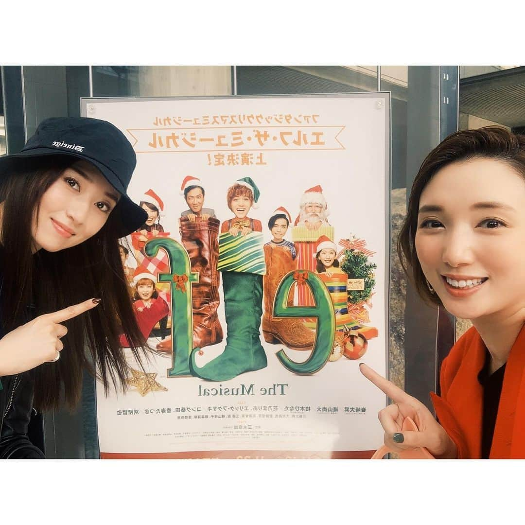 沙央くらまさんのインスタグラム写真 - (沙央くらまInstagram)「#ELFthemusical 観てきました☺︎ 昨年日本で初めて上演され、 今年はキャストや演出を変えての上演。 懐かしく、本当に素敵な作品でした。大ちゃんと久々に会ったのですが、あれ？今年初めて会った？！もうそんなに経ったの？！ とビックリしながら、相変わらずお腹かかえて笑い転げて開演前も終演後も話しにはなが咲きました。 2枚目は私のジョビィ時代。 着た事もない全身ピンクの可愛すぎる衣装を着続けていた私。 「期待は小さいほうが傷つかずにすむ」そんな考えを自分に言い聞かせながら生きるジョビィがエルフのバディに出会い、夢をもつ事の大切さを学ぶ。こんな時期だからこそハート温まる舞台にパワーをもらいます。  宝塚チームの華やかな存在感に、 昨年も出演していたピカリンこと工藤彩ちゃんはまた違う役で活躍もしていて可愛かったし、1月にコンサートで共演するエリックも初舞台！ スマートで素敵なマネージャーさんで、更に私の大好きなコングサンタさんも本当サンタさーんて叫びたくなるくらいキュートで最高でした。  去年のELFメンバーに会いたいなぁ、、。  さぁ。私も今年のクリスマス🎄ステージに向けて頑張るぞー！ #鳳翔大 ちゃん #沙央くらま #エルフザミュージカル」11月21日 9時29分 - kurama_sao