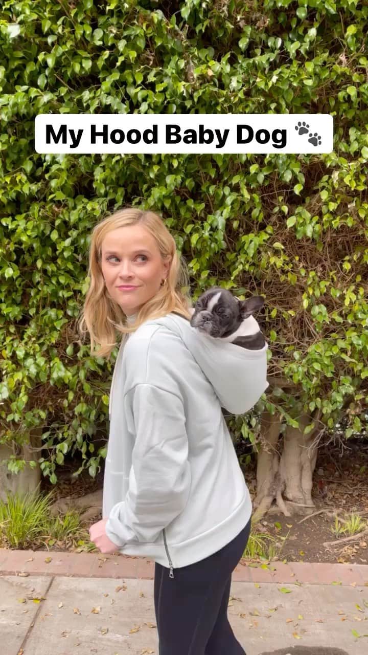 リース・ウィザースプーンのインスタグラム：「Starting a new trend?? 🤷🏼‍♀️🐾 #hoodbaby」