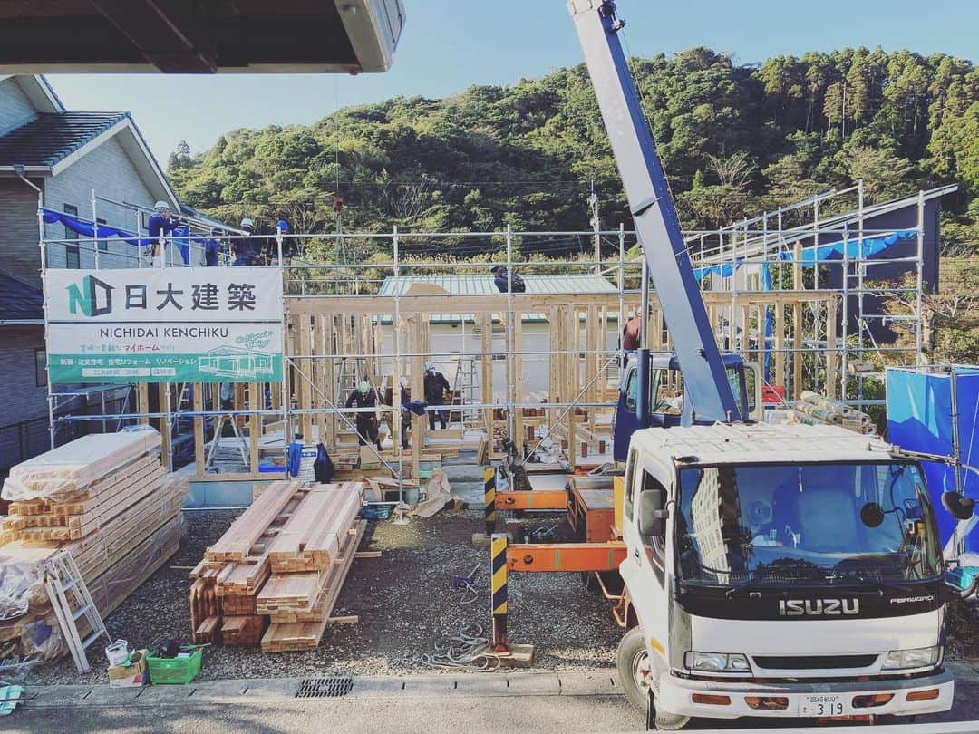 日大建築のインスタグラム：「本日、晴天☀️青島一丁目🏄‍♂️ にて棟上げ中👍 #日大建築#カリフォルニアスタイル #サーファーズハウス新築#注文住宅#宮崎市#モダン#オシャレ#ビーチ#海#surf #ハワイ#アメリカン#大工#建築#設計#ウッドスタイル#中古住宅#リフォーム#リノベーション#カバードポーチ#ウッドデッキ#ヘリンボーン#マイホーム#家造り」