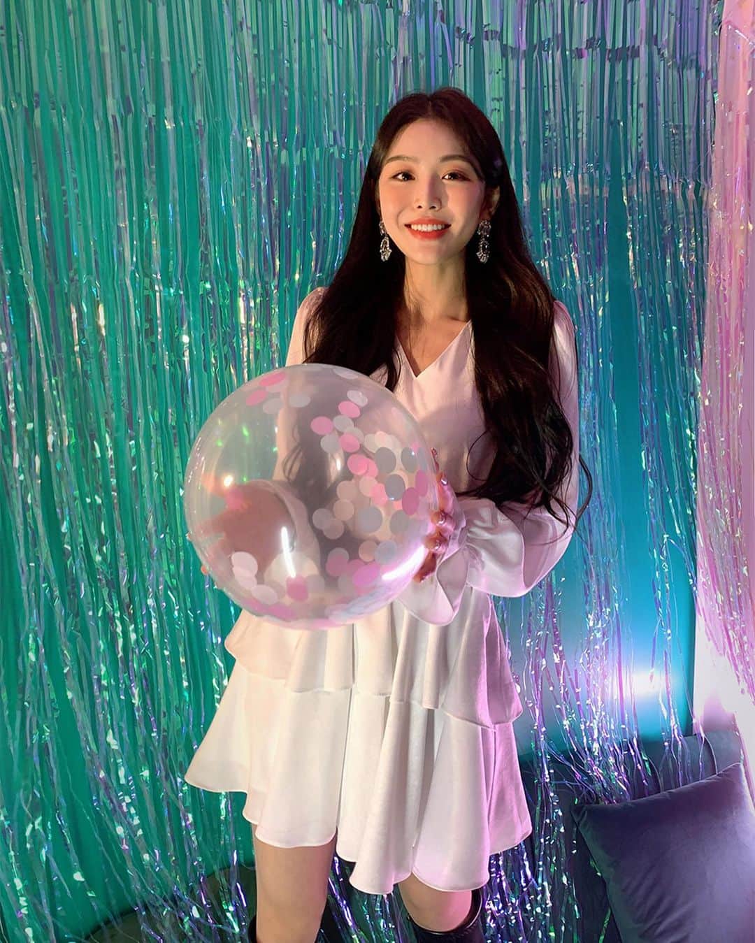 Chuuのインスタグラム：「🎀츄X셀럽쇼퍼 OPEN🎀  셀럽쇼퍼 @pinkjjelly 핑글님이 직접 고른 핑글님만의 코디가 츄에 단독 공개 되었습니다🤗  핑글님의 원픽 요 원피스는 깊지 않은 브이넥으로 얼굴은 갸름해보이고 캉캉 스타일로 러블리함+100 원피스랍니다✨  160cm이하 착용 시 무릎 위로 살짝 올라오는 기장이라 우리 츄멤님들 맘에 쏙 드실거에요❣️(벨트는 코디용)  🚨지금 핑글님 피드에 할인 받을 수 있는 코드를 통해 구매하면 5% 할인 되니 할인 코드는 핑글님 피드에서 확인해주세요🧡  #chuu#츄#셀럽쇼퍼#데이트룩#파티룩#연말룩#호캉스추천」
