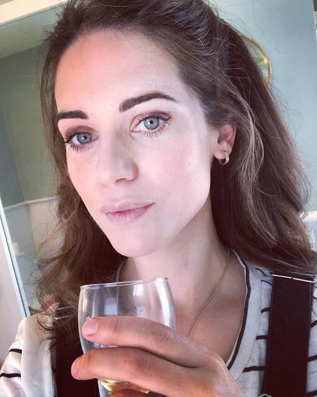 リンジー・フォンセカのインスタグラム：「One thing we know. She loves a glass a wine.」