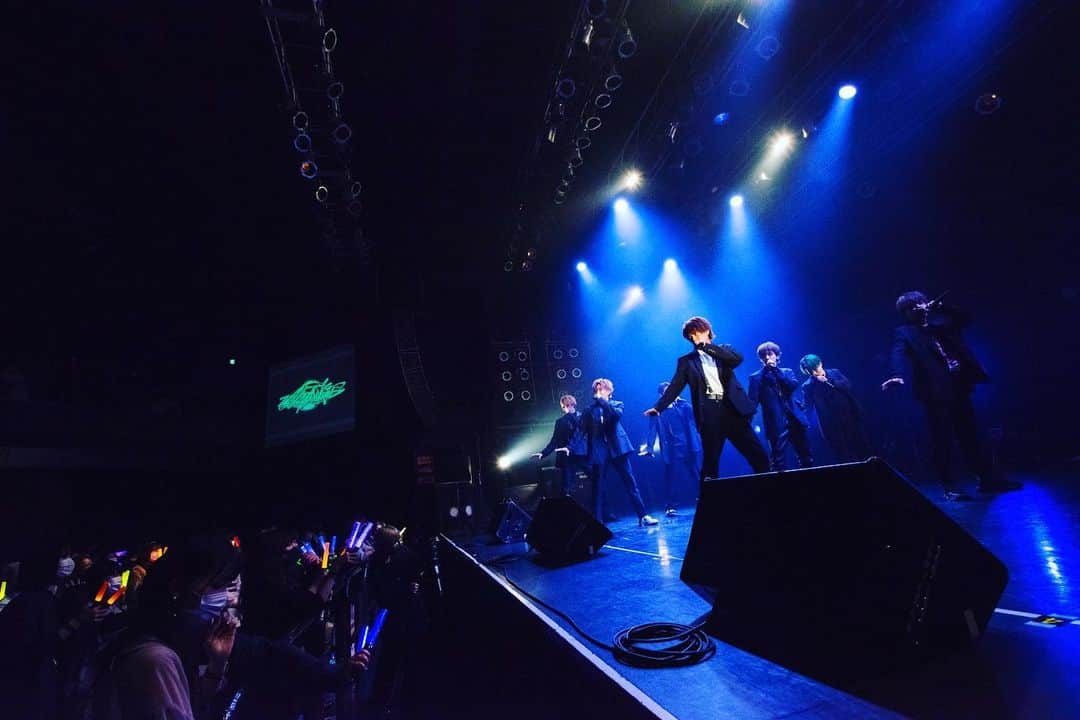 Zero PLANET（ゼロプラネット）のインスタグラム：「. . 11/23 第3回FCイベント「トーク&サイン会」とフリーライブお待ちしております！ . FCイベントでは皆さまから募集した質問にメンバーたちが答えます！ さらに！中原弘貴デザインTシャツにメンバー全員からサインも✨ . メンバー達が考えたコンテンツもご用意しております😝 . 2018年ミスターコンで踊っていた「あの楽曲」を編成チームで歌って踊ります✊ お楽しみに〜！！ . . リツイート企画で達成した皆様のおかげで開催できるフリーライブでも、様々な楽曲を歌います♫ ぜび「タオル」をご用意の上、楽しんで下さい☺️✨ . 携帯に挟めるメンバーのミニカードも新グッズとして登場！ . . 感染症対策もしっかりしておりますので、ルールを守って三連休最後の11/23にお待ちしております！ . .  📷　@satoshihata87  .  #ゼロプラネット#zeroplanet #ゼロプラ #新体制 #ダンスボーカルユニット #髙橋祐理 #加藤勇也 #小宮璃央 #網代聖人 #豊田賢太 #中原弘貴 #永島龍之介 #森重秀太」