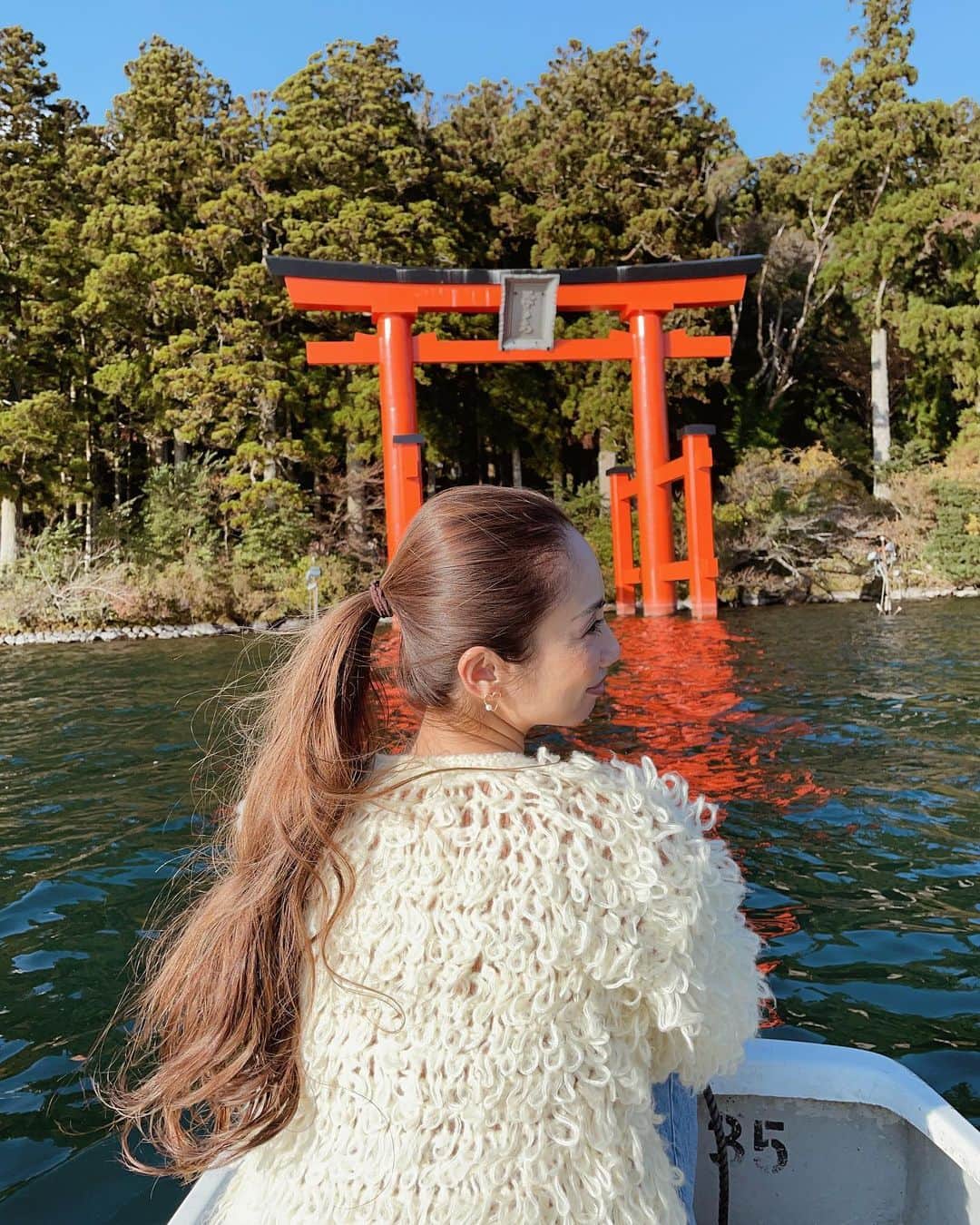 のインスタグラム：「・ ・ 湖から見る箱根神社の鳥居⛩ 天気も良くてポカポカしてて 11月とは思えない日だったな♡ ・ ・ ・」