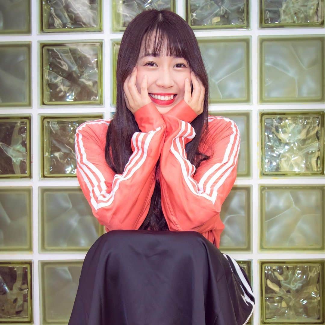 楠木まゆのインスタグラム：「【凱旋ライブ】 わたし西東京市という所で育ったんですけど、その西東京市で最後にライブをさせて貰えることになりましたっ💓 こもれびホールっていう、すごい素敵なホールです！！！ 12/16です！！！ 西東京市っていうと八王子の方？って聞かれるんだけど、もっと23区寄りです。吉祥寺の隣です。 なんなら東京の西と言うより、中央あたりにあります。 ・ そこのホールで発表会とかもやっていたのですごく思い出深い場所なの。 2枚目の写真がその発表会の時の写真です。 出来るわけないと思って、でもやりたいなと思って、聞いてみたら話がトントンと進んで実現できることになりました😭🙌 ・ ・ でもいまコロナウイルスがまた本気を出し始めているので、開催されることを本気で祈っております…… 皆さんも体調には気をつけて。 でも来てくれたら嬉しいです。 ・ チケットは本日17:00から販売開始！ 詳細はストーリーハイライトにて！ ・ #こもれびホール #西東京市 #地元 #凱旋ライブ #仮面女子 #💓」
