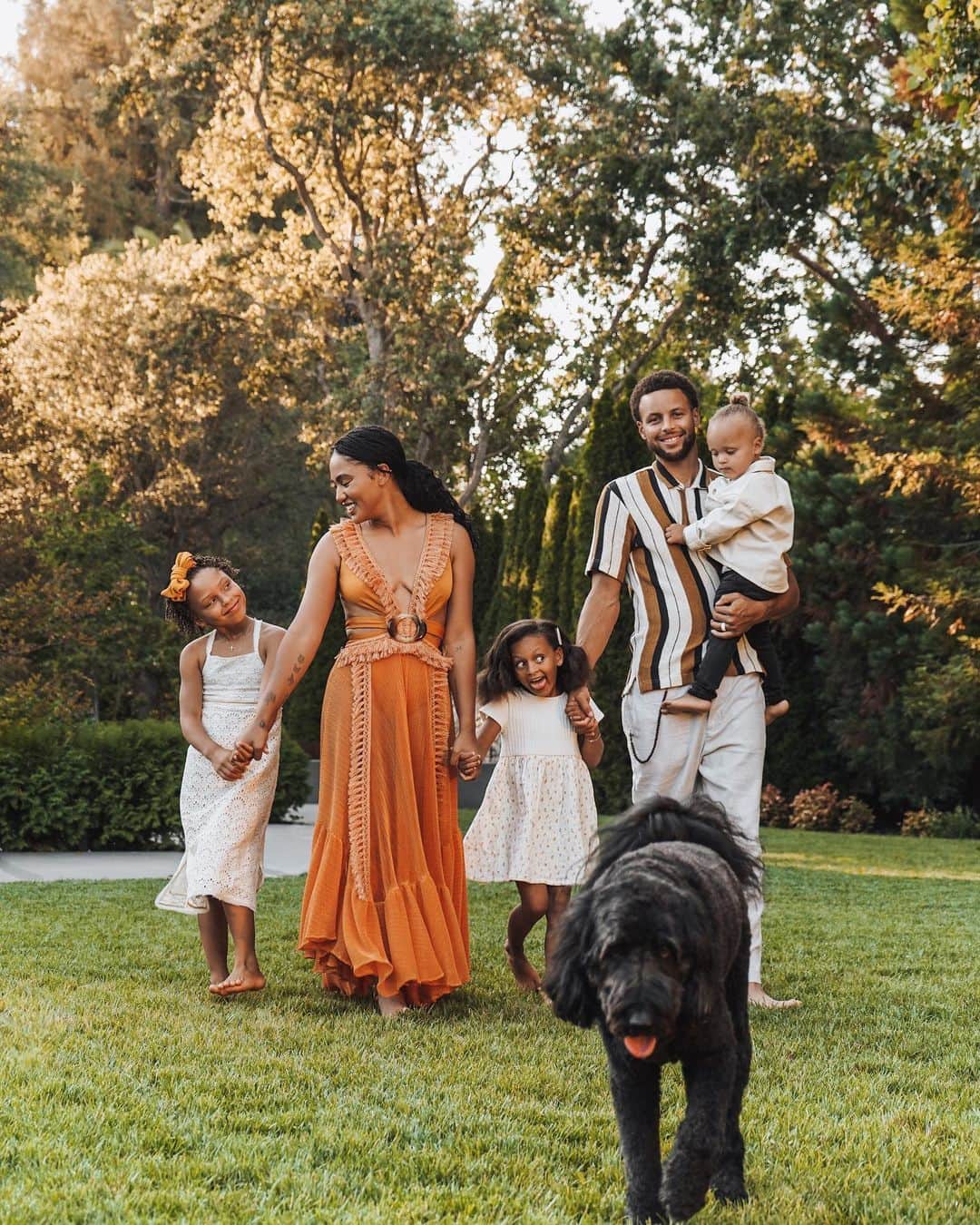 エイヨシャ・カレーのインスタグラム：「My little family 🖤 (like I said... Ryan is always a mood) 📷 @jazmiyagi」
