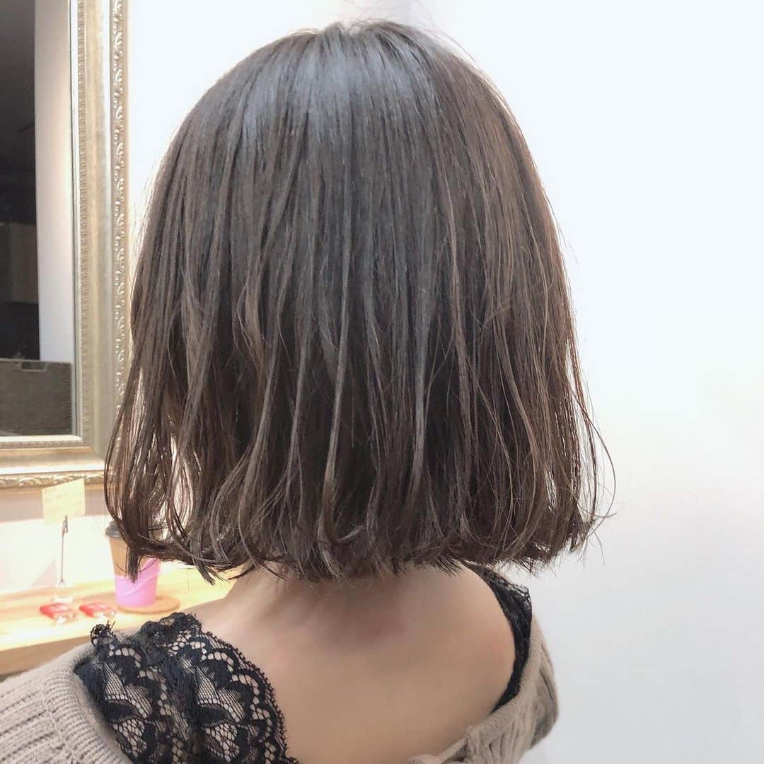 横道侑里のインスタグラム：「実は、、、✂︎✂︎✂︎🥸  先日、ボブを得意とする美容院にお邪魔してきました🤩 皆さん優しくて素敵な方だらけで、素敵な手書きメッセージまで❤️ 私は#マッピ巻き に惹かれて @matsuki__tsukimaru_sand さんにお願いしました！ あのね、可愛すぎるのこの巻き！ あとね、色が絶妙に可愛い…🥰 シャンプーもドライヤーもセットも楽、、、 ありがとうございました！ マッピ巻きできるように練習しよっと。。。  そしてこの子。、。 ばりいい。 @and.mignon  オイルだけど軽くてベタつかない しかもクロエの香りにそっくりなの。クロエの香水持ってるから全身クロエになれるよって言われて 奮発して購入してしまった😇  ラストは手書きメッセージ😊 心温まりました！」
