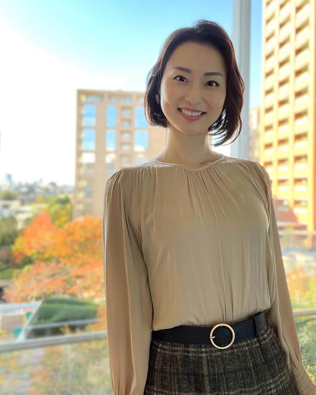 のインスタグラム：「﻿ ﻿ おはようございます〜﻿ 今日はANNニュースの日🙆‍♀️﻿ お昼のニュースは11:45からです。﻿ ﻿ #ootd﻿ #Top ... #Respec﻿ #Skirt ... #anniplus﻿ ﻿ 会社から見える六本木ヒルズ周辺の紅葉がきれいです🍁﻿ ﻿ #テレビ朝日 #アナウンサー #本間智恵 #衣装 #アナウンサー衣装 #シャーリングブラウス #チェックスカート #冬コーデ」