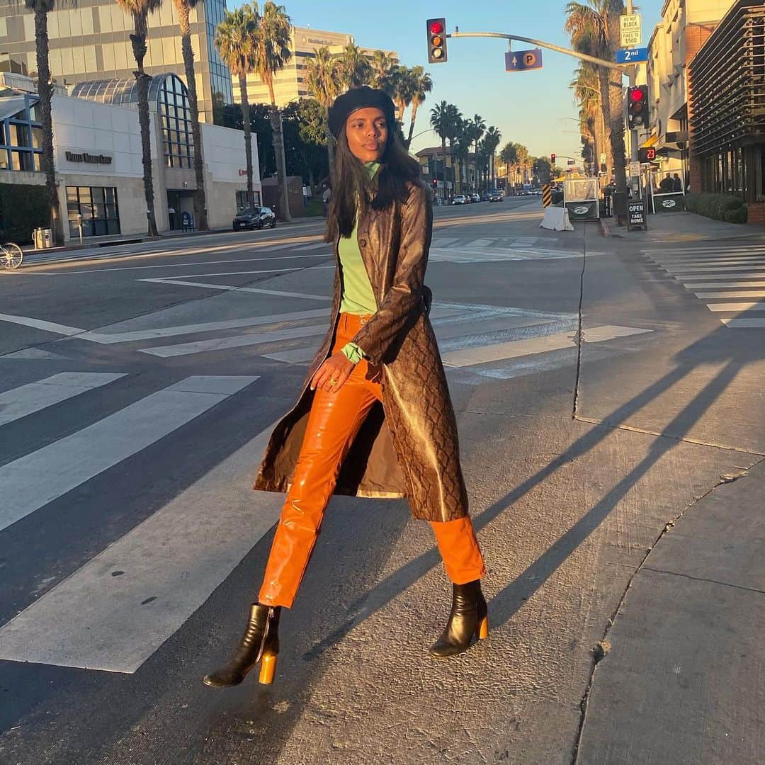 グレースマハリーのインスタグラム：「Omw to holiday feast like a black panther in the matrix」