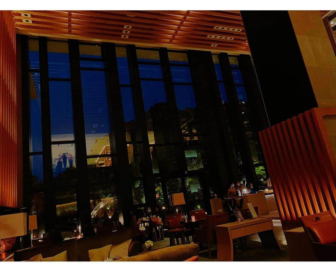 百合華さんのインスタグラム写真 - (百合華Instagram)「京都東山にあるフォーシーズンズホテル京都のラウンジにて、『Nicolai Bergmann』のアフタヌーンティータイム🥂💕  フラワーボックスをイメージしたとっても可愛らしいスイーツちゃん達にきゅんデス💖  夜なると店内も間接照明系のムーディーな雰囲気に変わり、まさに大人女子会なひとときを堪能させていただきました✨  #japan #日本 #kyoto  #京都 #東山 #fourseasonshotelkyoto  #フォーシーズンズホテル京都  #nicolaibergmann  #ニコライバーグマン  #flowerbox  #フラワーボックス #afternoontea  #アフタヌーンティー  #女子会 #大人女子会 #美魔女 #美女 #美女の時間  #美女の集い  #sweets #スイーツ #至福の時間  #至福のひととき」11月21日 9時51分 - yurika.lovelily