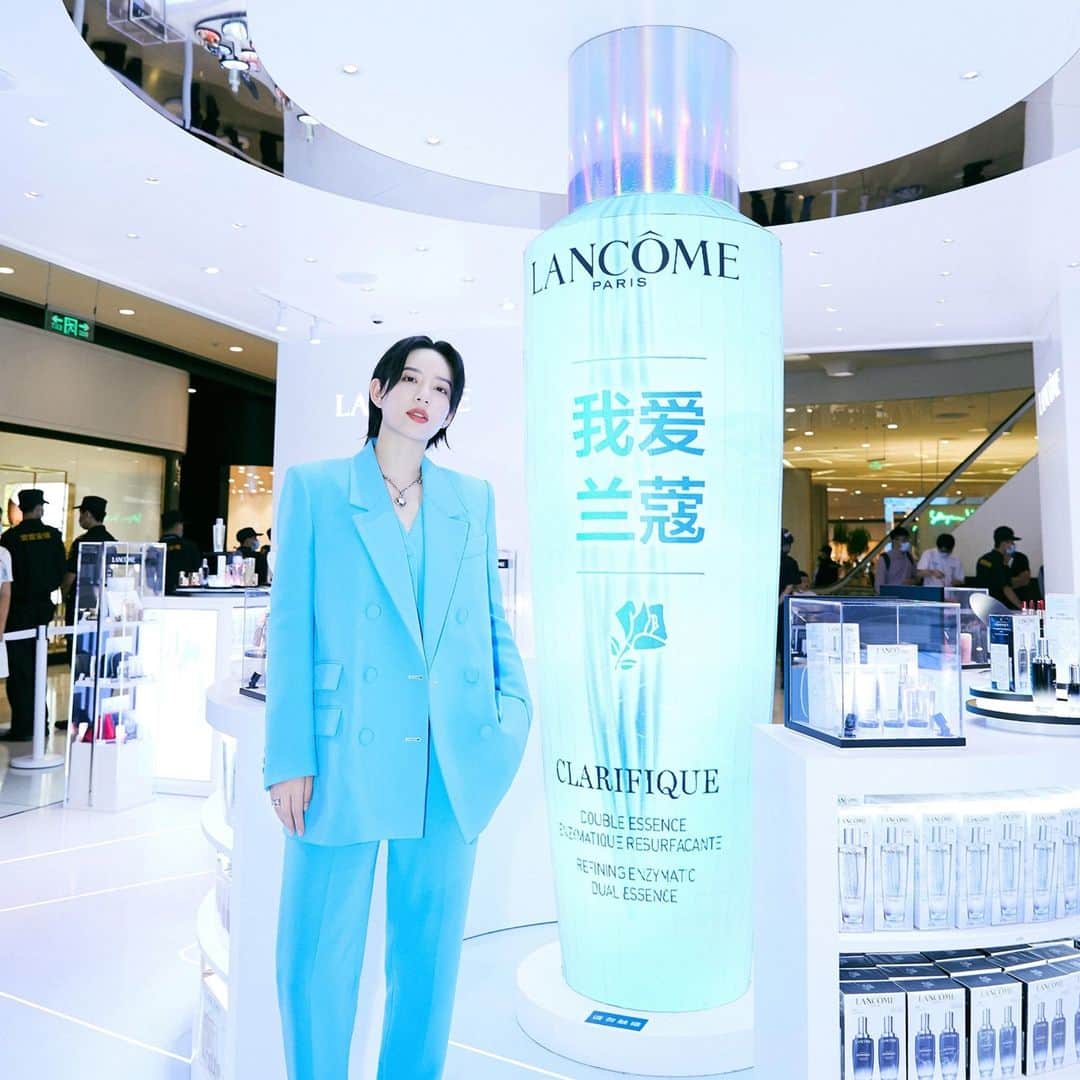 Lancôme Officialさんのインスタグラム写真 - (Lancôme OfficialInstagram)「@lee233233 joined ‘Aurora Light’ journey by making a special appearance at the Sanya Clarifique Pop Up Store. She further continued the magical event with a livestream on the same day that attracts over 14 million views on Yizhiboin the end. #Lancome #Travelwithlancome#Clarifique」11月21日 9時58分 - lancomeofficial