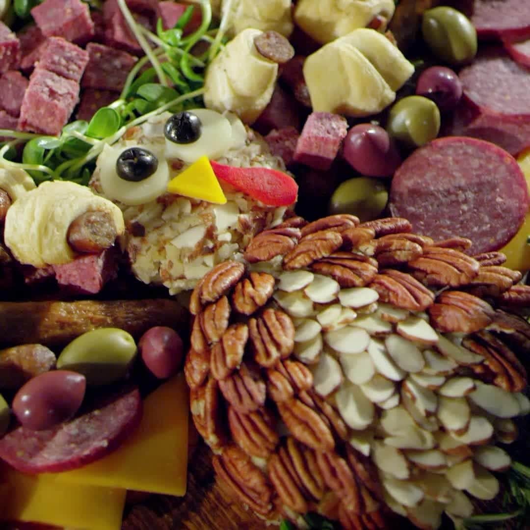 ジョンソンヴィルのインスタグラム：「Don't get us wrong, a traditional Thanksgiving menu is delicious. Now, imagine all your favorite dishes but add... sausage. Seriously: add sausage. Recipes like stuffing & sweet potatoes, even the turkey, turn into BIGGER table wins by adding the most flavorful ingredient of them all. It's 2020, a little flavor can go a long way.  Follow the #linkinbio for #Thanksgiving recipe inspiration.」