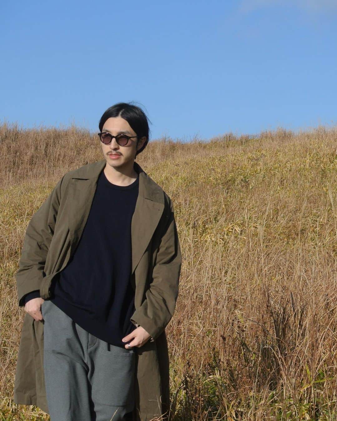 _cody0928_のインスタグラム：「. fuu/project   wide pants (Gray)  Instagram黎明期より仲良くしてらもらっていた、　@08.y.sou さんがディレクションしている　@fuu_project 。  そのワイドパンツを早速履いてみました。  最初の感想は、とにかく肌触りが良いこと。  ほんとビックリしました。  今まで沢山の洋服を着てきて、出掛ける時に自然と手が伸びる洋服ってたまにありますが、まさにこのパンツはそれです。  実際、通勤やプライベートでかなり履いてます。  この洋服からは本当に洋服好き人がしっかり考えて作ったんだなーという気持ちがしっかり伝わってきます。  今回はグレーを選びましたが、他のカラーも欲しい位です。  ご予約はこちらから↓ https://fuuproject.thebase.in  tops / #comoli  inner / #uniqlo  bottoms / #fuuproject   fuu/project  ディレクター @08.y.sou が2020AWより始動。現代の都市生活のストレスを無くす為、細やかなサイズ感への気配りと上質で機能的な素材を使用したウェアは後ろ姿までも美しい。創業150年以上の老舗繊維専門商社 瀧定名古屋株式会社 (@takisada_nagoyasec71 )のサポートによる、これからの一着を提案します。」
