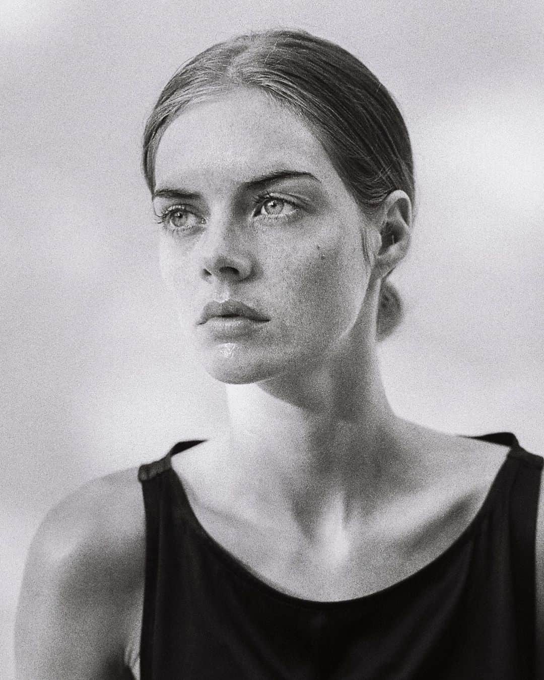 サマーラ・ウェイビングのインスタグラム：「🖤🤍 @xingerxanger」