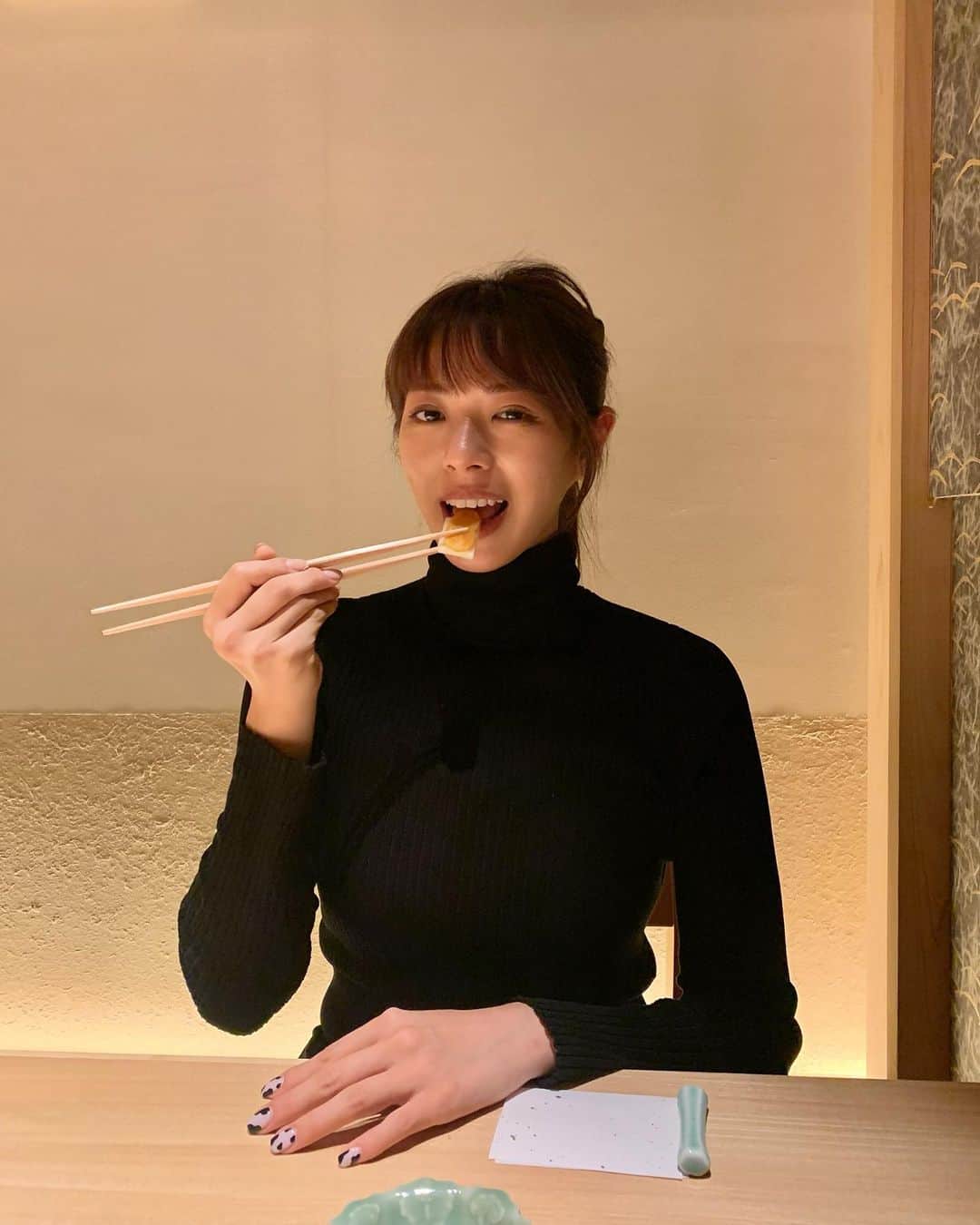 わちみなみのインスタグラム：「もぐみなみ🕊﻿ お風呂入って体を清めてから﻿ 今日はレッズレディースのリーグ最終戦の﻿ 応援行きます🙏✨﻿ 最終戦ホームなのうれしい！﻿ ゴリゴリに勝って欲しい😊﻿ ﻿ 【カレンダー】﻿ わちみなみの2021年カレンダー﻿ 今年も発売します🌟﻿ ﻿ ◯12月20日　日曜﻿ ◯12時〜﻿ ◯都内某所で﻿ ﻿ カレンダーお渡し会の開催も決定✨﻿ わちちくらぶに入会してくださった方は﻿ 抽選会に参加、プレゼントのお渡しがあります😆﻿ ﻿ #わちみなみ﻿ #レッズレディース　#なでしこリーグ﻿ #サッカー」