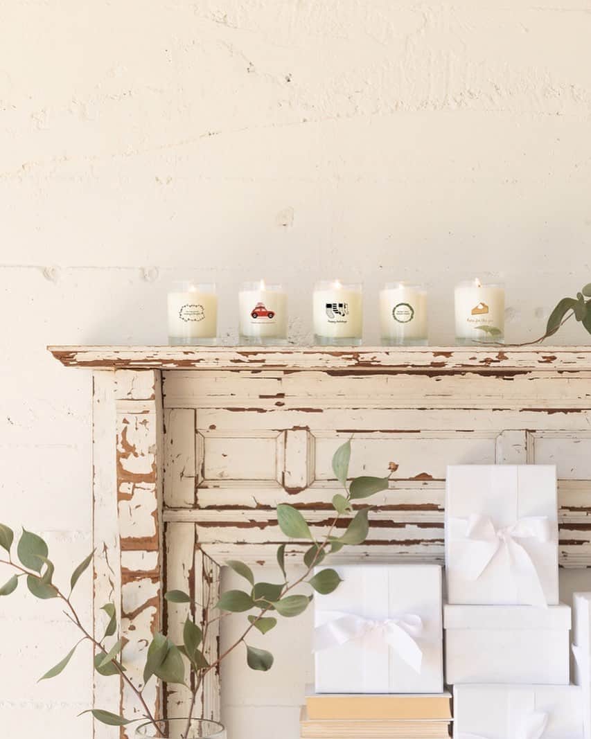 The Little Marketさんのインスタグラム写真 - (The Little MarketInstagram)「Send warm wishes with our NEW holiday candles. Combine your favorite seasonal scent with one of our festive designs for a gift that will make spirits bright. Shop the collection now at the link in our bio.」11月21日 10時07分 - thelittlemarket