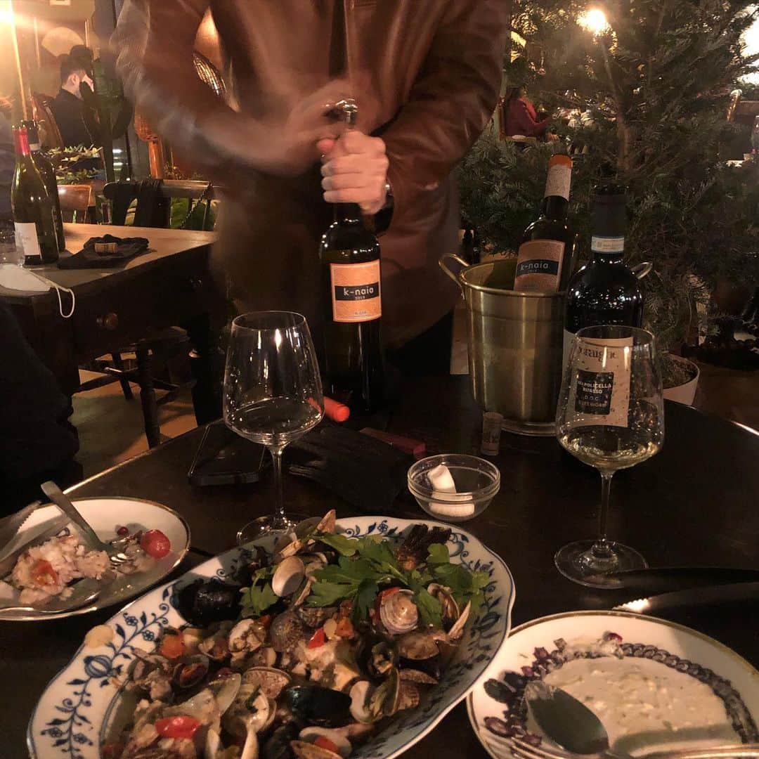 ユジョン のインスタグラム：「여기 짱쥬아 #동남방앗간 #한남동 함께한 사람들 덕분인 것 같기도:)」
