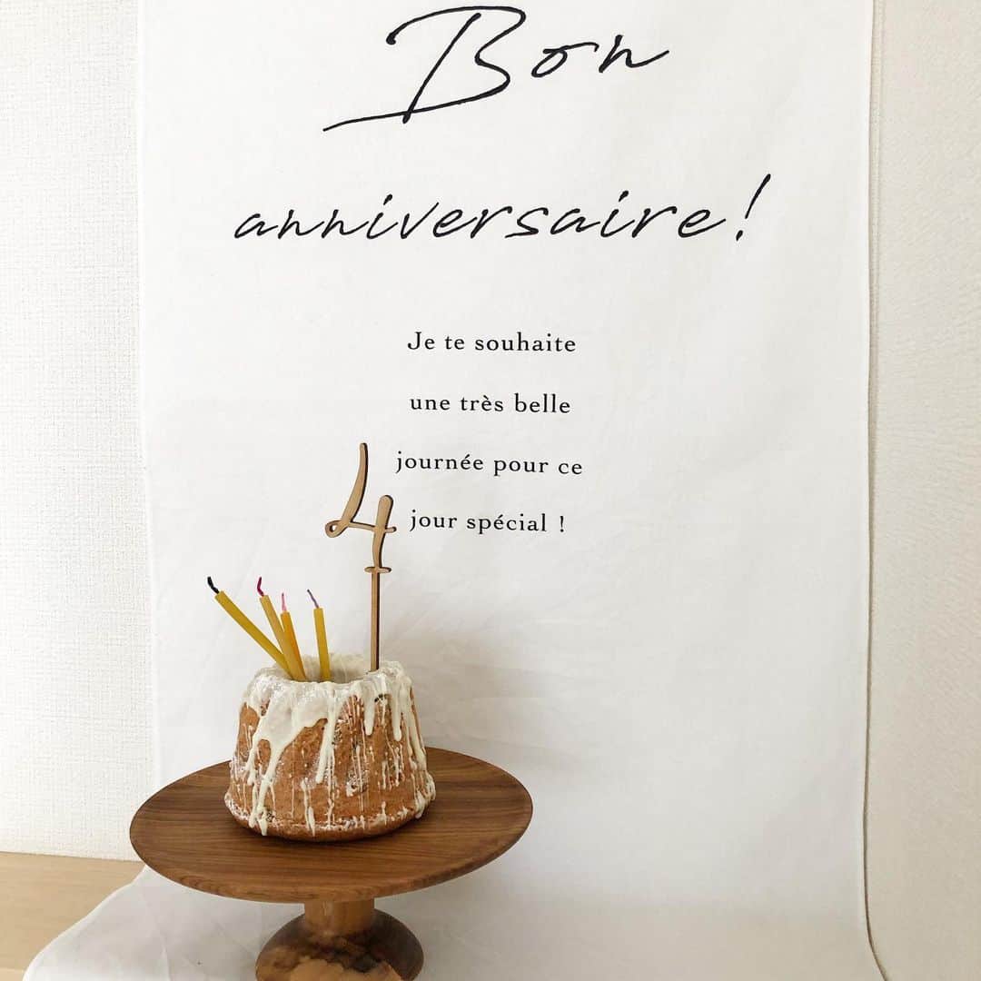 mai_1106のインスタグラム：「2020.11.10 * Birthday cake 🎂 当日のデコレーションケーキは苦手やったみたい このクグロフはたくさん食べた * 4歳0ヶ月 1461days * * *」