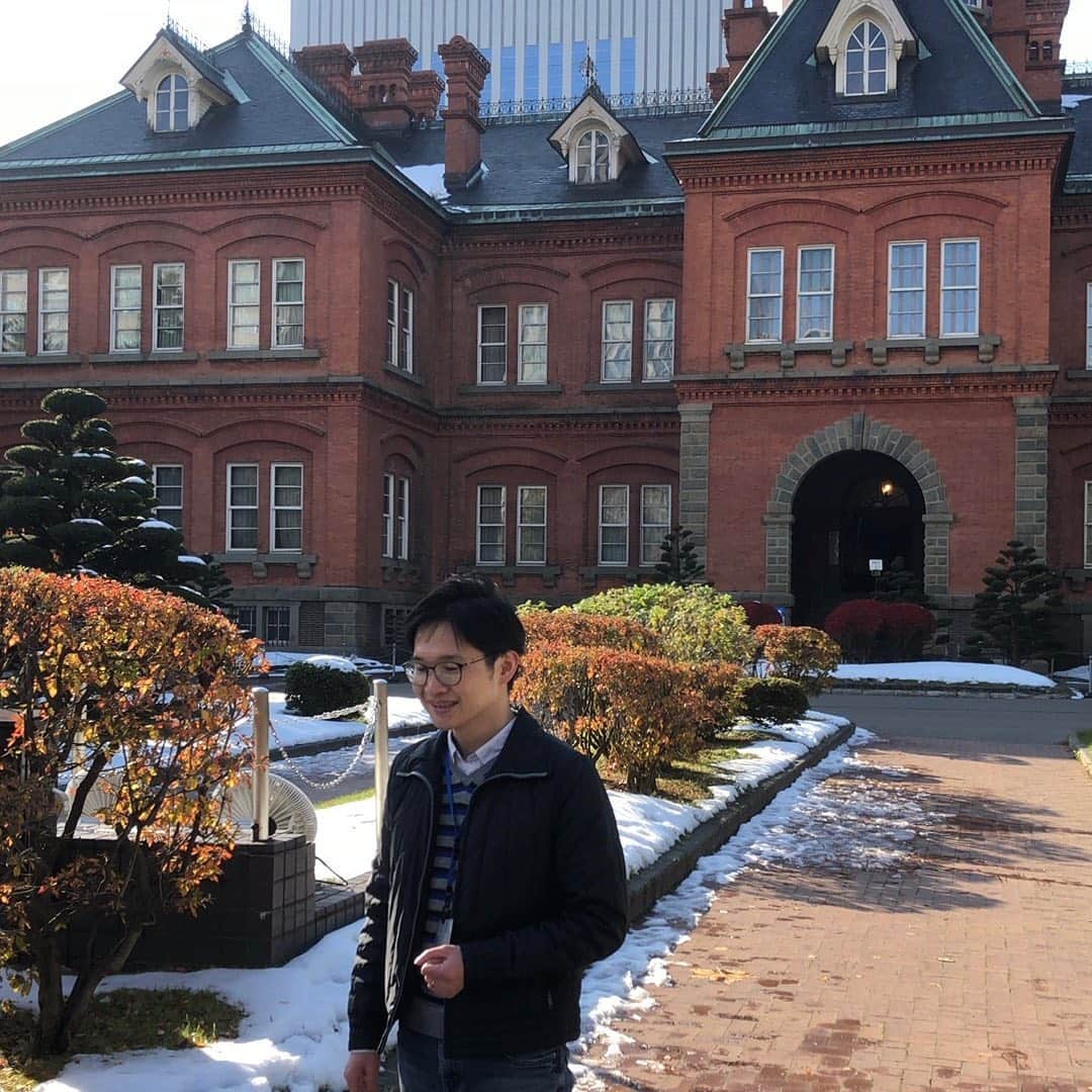 北川大介さんのインスタグラム写真 - (北川大介Instagram)「おはよう(^^) YouTubeだいちゃんねる 「演歌男子shinくんと歌で綴る札幌の旅」 残すは明後日月曜日配信の第3弾のみとなりました。 皆さーん！ここまで僕たちと一緒に札幌の旅を楽しんでくれていますか？ たくさんお見せしたい写真があるのですが、小出しにしております(笑) 旅の全貌は、 YouTubeだいちゃんねるを観てね！ 乙女なバーチャルガイドさんも添乗してくれたみたいで心強い〜👍🏻 2000人突破記念第3弾！ 明後日11/23配信‼️ お楽しみに〜♪ (ごめん🙏🏻一昨日のコメントに間違えて第2弾は12/20って書いちゃった💦)  🌺沖縄の旅はコロナが落ち着いたら、倖せの隠れ場所で盛大にLet’s go！です(^^)待つ間が花。 コロナで気持ちが暗くなりがちですが、プラス思考でいきましょう！  新型コロナウイルスの感染が急増してきました。 僕も改めて気を引き締め直しています。 😷皆さんもどうぞお気をつけてお過ごしください。 なかなかお逢いできない皆様にも、自分の仕事の様子などをお届けできるようにと思っています。 そして元気も一緒にお届けできたら幸いです。 僕も顔晴ります！ 一緒に乗り越えていきましょう！ ・ ・ #北海道 #札幌 #演歌男子 #shin くん #歌で綴る #旅 #北川大介 #星空のツイスト #YouTube #だいちゃんねる #えくぼ #八重歯 #リーゼント #イエーイ #顔晴ろう #一生青春 #早くコロナが収束しますように」11月21日 10時26分 - kitagawadaisuke_official