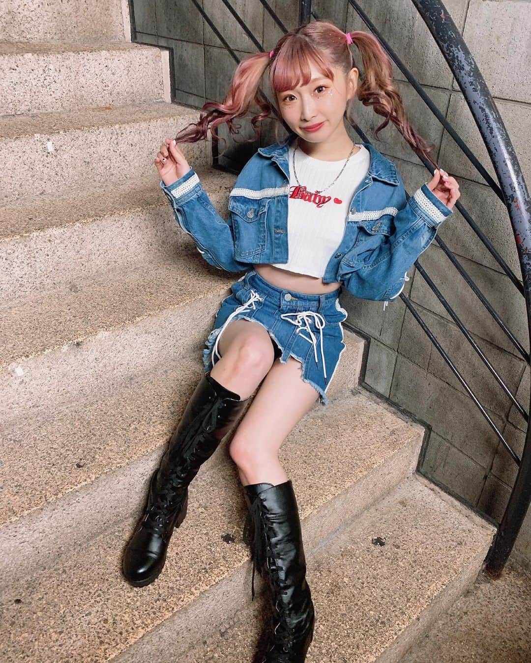 のインスタグラム：「🤍  APOKALIPPPS新衣装💙 デニムで統一でメンバーみんな 全然違うデザインなんだけど、 しっかり統一感っていうか、 仲間！って感じで可愛いの~🤍  (語彙力の無さぴえん...)  ジャケットやインナーの丈感も 絶妙でこだわってるんだよ~☺️  ジージャンの裾の紐とかレースも 元々は無くて、衣装さんが色々 足して更に可愛くしてくれたの🥺💗  衣装さんってすごいよね🥺💗  チェック衣装も加入して初衣装で １年大事に着てきたからなんとなく 少し寂しさもある🥺笑  新衣装もいっぱい思い出染み込ませてこうね〜！  染み込ませてくとは  日本語ムズカシイ(^｡^)  つなつなつー(^｡^)🤲🏻  ・ ・ ・ ・  今日からアポカリ３連休🌈  21日:ニシマル水産、阿佐ヶ谷店 にっちやんと初イベント🤍🧡 配信チケットあるよ〜！ 12:00から❣️見にきてね☺️🍥  22日:名古屋遠征🍤🧡 Fortniteのイベントに参戦❣️ ⇩ 18:00〜タワレコ名古屋栄店さんにてイベント！歌うよん😍  23日:名古屋遠征２日目🍤 14:00〜タワレコ名古屋栄店さんにてイベント！  名古屋遠征は、西ましお休みの ５人だけど頑張るぞ！  全員揃ってはないけどアポカリ 初名古屋遠征！(だよね？)だし 名古屋はゆりにとって特別な場所の一つなのでとってもうれちだよ❣️  名古屋丸推し！ 会いたいよ〜〜〜！！！  ３日間よろしくね🍥🤍」