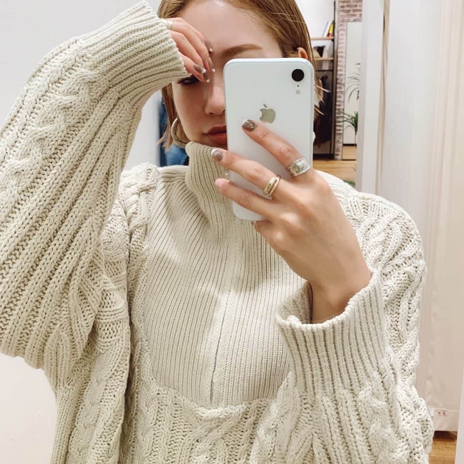 のインスタグラム：「・ ・ やっぱり可愛いかも🥺このニット🧶 knit×knit ¥12,000の対象とか、ありですか？🥺 ・ ・ きっとすぐにいなくなるんだろーな。 ・ ・ #ungrid#ungridコーデ #ungrid_official  #coordinate#outfit#knit#ケーブルニット #ハイネックニット#ハイトーンボブ#ミニボブ #2wayニット#ボブヘア#ハイトーンショート」