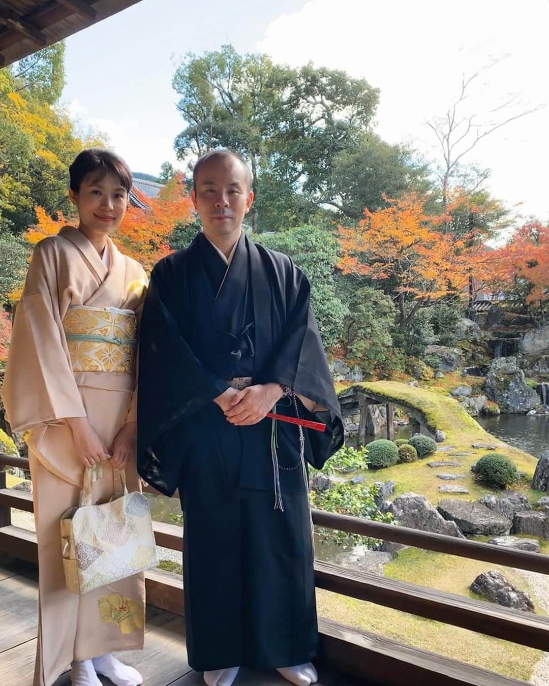 豊田麻子さんのインスタグラム写真 - (豊田麻子Instagram)「醍醐寺献茶。 神社仏閣でのお献茶は、楽しみにしている行事の１つです🍵✨私はこれまでと異なり、初めから終わりまで主人が一人で勤める姿を見ました。本人が僧侶であることによって、細かな所作の中にも丁寧な心が込められているようで、今日は献茶の新たな魅力を発見できたように思います☺️🌱これまではあくまでも自分の手を合わせる気持ちだけで満足していましたが、今日はそれも含めて二服のお茶を通して自分の気持ちも一緒に仏様に届けられたように感じました☺️🙏  #醍醐寺　#献茶　#武者小路千家　#千宗屋　#薬師如来　#紅葉」11月21日 15時57分 - asako_sen