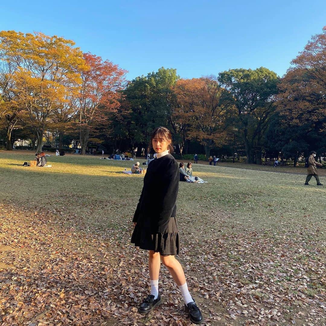 のインスタグラム：「・ 紅葉が綺麗だった〜🍁 眩しくて険しい顔だけどそれもご愛嬌ということで…笑 ・ ・ ・ #紅葉 #紅葉スポット #代々木公園  #チャイナ服 #チャイナシャツ #タッセルローファー #ローファー #ローファーコーデ #ザラコーデ」