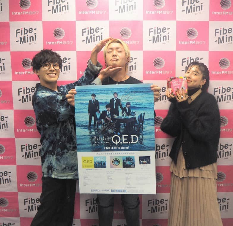 ラブリのインスタグラム：「11月限定のスペシャルプログラム 【Fibe-Mini presents plus on radio 】  毎週1組気になるゲストのお話を私ラブリがDJとしてお話します。第３回目のゲストはBLUEENCOUNTのVo.Gt.田邊駿一さん＠bluenとBa.辻村勇太さん＠yuuta.tsujimuraでした🥰　@blueencount_official  OAではON/OFFの切り替え方やプライベートタイムの過ごし方、サウナのお話🧖‍♂️ついてお話も伺いました、楽しかった😆  そしてリスナーの皆様へプレゼントがあります。メンバーの直筆サイン入りツアーTシャツ＆食物センイとビタミンCが手軽に摂れる トクホのファイブミニ（@fibemini_jp）詰め合わせが当たるプレゼントキャンペーンも実施♪ #InterFM897 #Fibe-Mini #ファイブミニ #プレゼント ##BLUE_ENCOUNT @interFM897」
