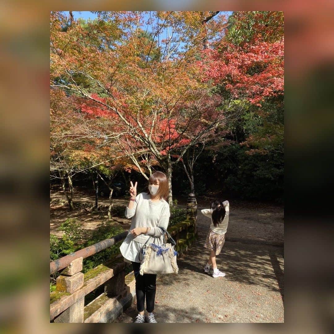 中澤裕子のインスタグラム：「☀️☀️  近頃のお天気の変わりよう。 今日はよく晴れてます。 みなさんの周りの 紅葉は今どんな感じですか？  先日の広島旅行で 宮島の🍁紅葉🍁見れました。  ☆昨日の投稿写真で ponchoの下に着ていたのは 前はknit後はshirtになった 長めのtops。  #hipが隠れる #色々誤魔化せます  #良い週末を」