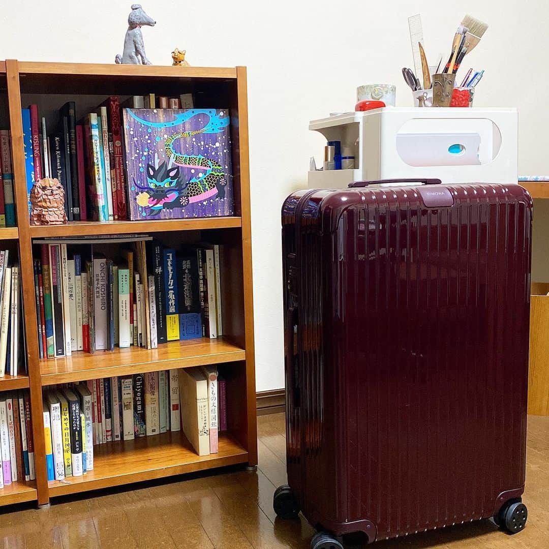 松尾たいこさんのインスタグラム写真 - (松尾たいこInstagram)「好きな色に囲まれていたい😆だから色にはこだわります。  新しいスーツケースを買いました。  RIMIWA ESSENTIAL Check-In L  色は、限定のベリーパープル。  チョコレート🍫のようなワイン🍷のようなおいしそうな深みのある色です。  I bought a new suitcase 🧳  やっぱり色に惹かれるんですよねー。 好きな色に囲まれていると、気分があがって毎日が楽しいんです。  私はスーツケースをいつも空港やホテルに宅急便で送るので、すぐに傷だらけになっちゃうと思うけど。  8年間、いろんなところに行ったRIMOWAのサルサエアー、ありがとうね。  三拠点生活で移動のたびに絵具など詰めて送るので、月に数回は宅急便で送られてたけど、がんばってくれました🚛  #myartlife #liveintokyo #yoyogiuehara #japaneseartist #rimowaessential #rimowa #lovetravel」11月21日 10時33分 - taikomatsuo