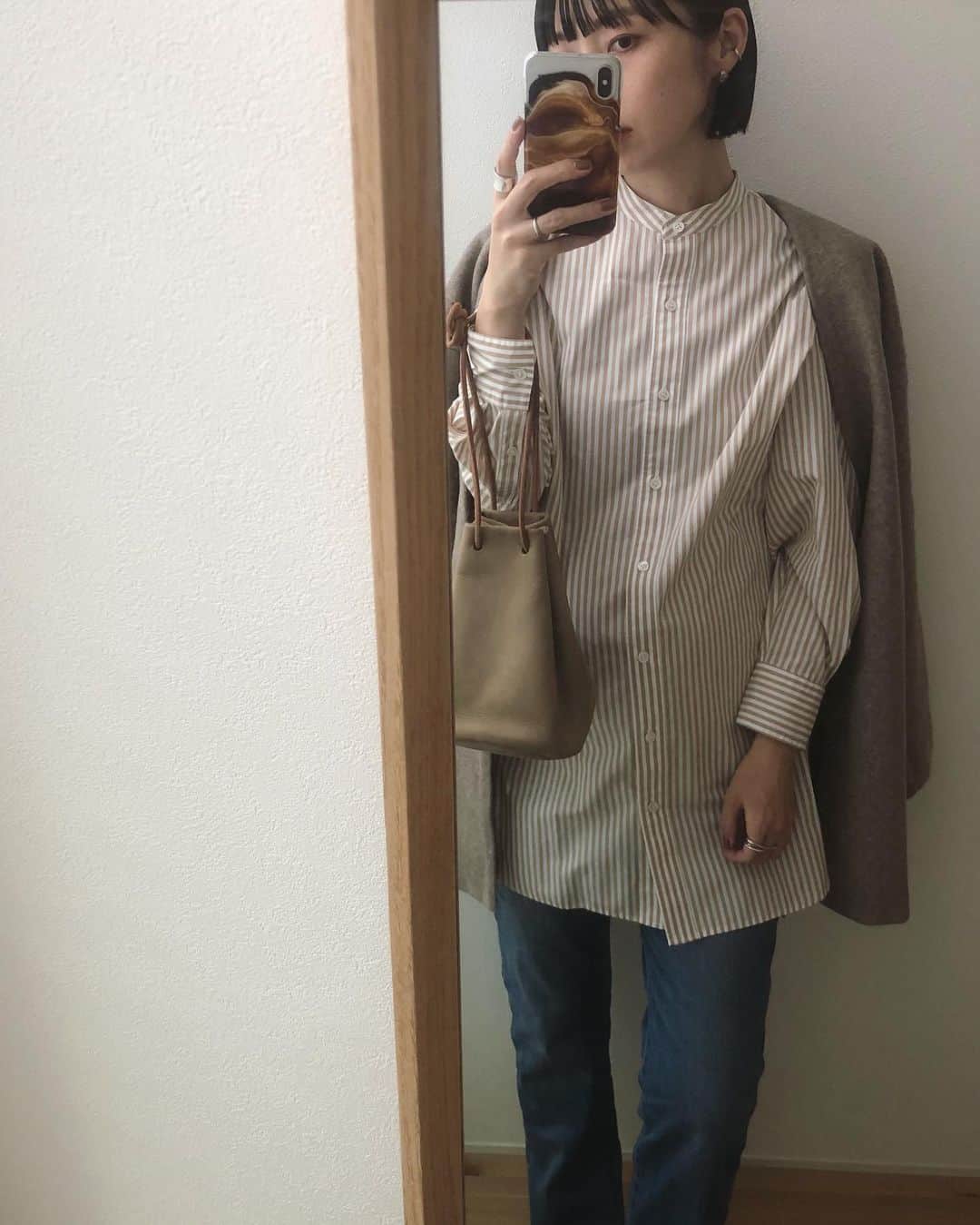 i_am_fukutaroのインスタグラム：「. 素敵なブラウスとデニムが届きました♡ . ブラウスの生地は イタリアのものを使用しており柔らかいけどシワになりにくい✨ . 丈感も気になるお尻やお腹周りを すっぽりと隠してくれる長さで 透け感もなく着やすいです 挑戦したかったベージュストライプ♡ 着回し力も抜群！ . . デニムも生地は柔らかく 細見えかなりします🥺✨ 綺麗めにはけて 子供がいて動き回るのにも最適 . . シャツ×デニムコーデは 永遠のスタンダードコーデ❣️ . . . #23区 #23ku_mystandard  @23ku_official」