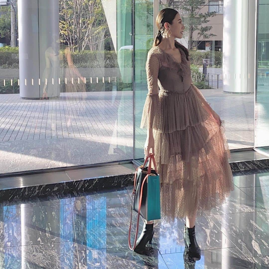 野原遥さんのインスタグラム写真 - (野原遥Instagram)「#dress #プチプラ高見えコーデ  _ 昔だったら選ばないデザイン👗🤭 それが大人になって自分を理解して だんだんと挑戦できるようになる。 _ 多方面から考えたコーディネートを 組めるようになって、さらにそこに "自分らしさ"を加えられる。 _ 今回の場合、フリルデザインのドレスに パンプス系ではなくショートブーツを 合わせてみたのは、可愛らしく着るのではなく 少しカジュアルに、そしてかっこよく着こなしたかったから💋 _ ファッションのプロじゃないから 合ってるのかはわからないけど(笑) いつもTPOに合わせて好きなように コーディネートを組んでるよ💕 _ ポイントは、#自分らしさ 😛😉 _ #tpo #handm #marni #boots #casualstyle #dressstyle #mystyle #mylife #fashion #fashiongram」11月21日 10時35分 - noharu1021