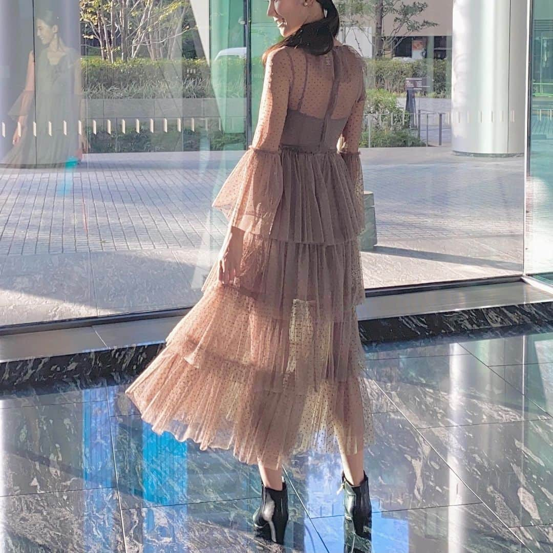 野原遥さんのインスタグラム写真 - (野原遥Instagram)「#dress #プチプラ高見えコーデ  _ 昔だったら選ばないデザイン👗🤭 それが大人になって自分を理解して だんだんと挑戦できるようになる。 _ 多方面から考えたコーディネートを 組めるようになって、さらにそこに "自分らしさ"を加えられる。 _ 今回の場合、フリルデザインのドレスに パンプス系ではなくショートブーツを 合わせてみたのは、可愛らしく着るのではなく 少しカジュアルに、そしてかっこよく着こなしたかったから💋 _ ファッションのプロじゃないから 合ってるのかはわからないけど(笑) いつもTPOに合わせて好きなように コーディネートを組んでるよ💕 _ ポイントは、#自分らしさ 😛😉 _ #tpo #handm #marni #boots #casualstyle #dressstyle #mystyle #mylife #fashion #fashiongram」11月21日 10時35分 - noharu1021