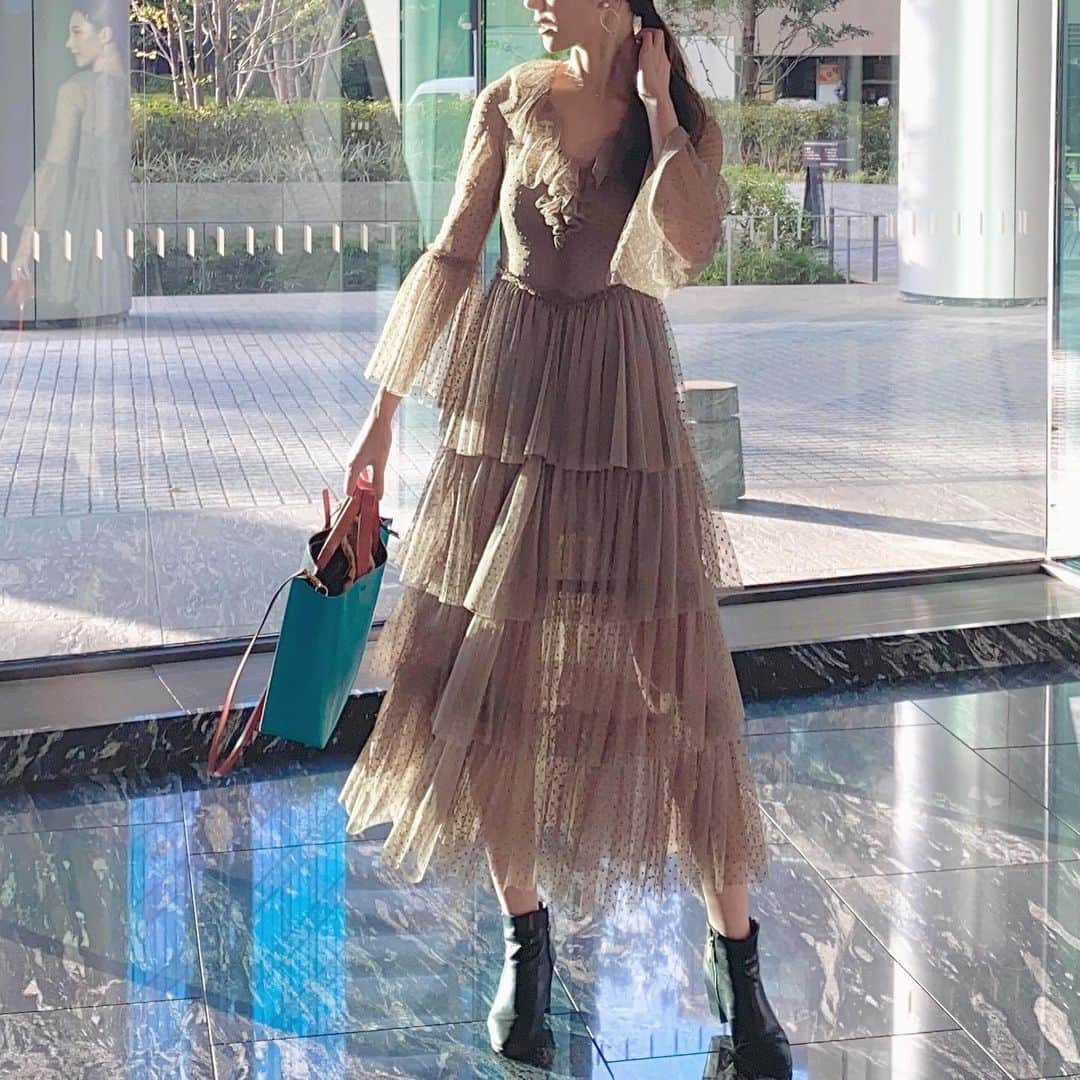 野原遥さんのインスタグラム写真 - (野原遥Instagram)「#dress #プチプラ高見えコーデ  _ 昔だったら選ばないデザイン👗🤭 それが大人になって自分を理解して だんだんと挑戦できるようになる。 _ 多方面から考えたコーディネートを 組めるようになって、さらにそこに "自分らしさ"を加えられる。 _ 今回の場合、フリルデザインのドレスに パンプス系ではなくショートブーツを 合わせてみたのは、可愛らしく着るのではなく 少しカジュアルに、そしてかっこよく着こなしたかったから💋 _ ファッションのプロじゃないから 合ってるのかはわからないけど(笑) いつもTPOに合わせて好きなように コーディネートを組んでるよ💕 _ ポイントは、#自分らしさ 😛😉 _ #tpo #handm #marni #boots #casualstyle #dressstyle #mystyle #mylife #fashion #fashiongram」11月21日 10時35分 - noharu1021