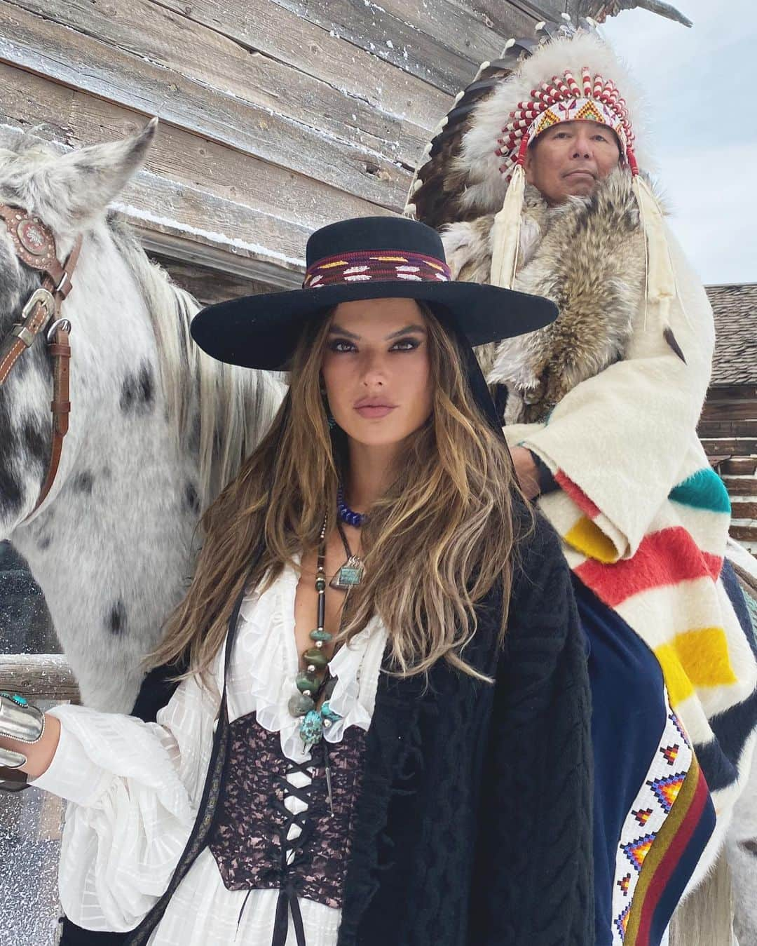 Carolina Gonzalezさんのインスタグラム写真 - (Carolina GonzalezInstagram)「🏔ALESSANDRA 🦅  #bts in #Montana with the always stunning @alessandraambrosio 🏔  @milanwrld  #styling @heathersmithstyles  #hair @hairbypucciarello  #makeupCarolinaGonzalez  #CGonzalezBeauty  #AlessandraAmbrosio  #ChiefJohnSpottedTail  Using @armanibeauty」11月21日 10時48分 - cgonzalezbeauty