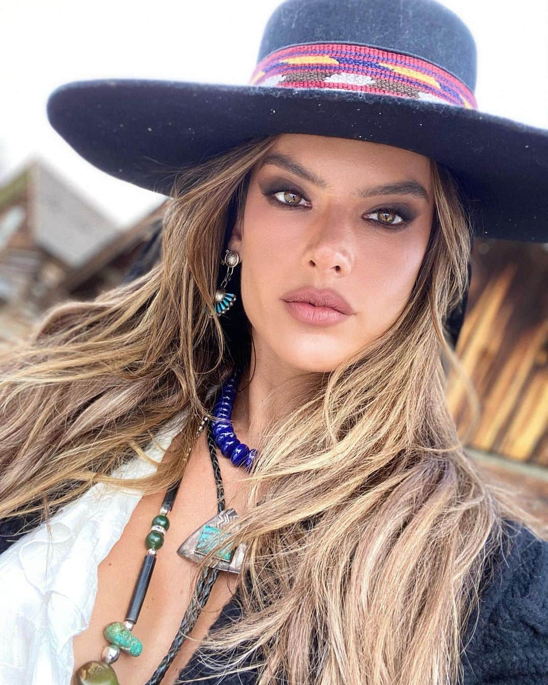 Carolina Gonzalezさんのインスタグラム写真 - (Carolina GonzalezInstagram)「🏔ALESSANDRA 🦅  #bts in #Montana with the always stunning @alessandraambrosio 🏔  @milanwrld  #styling @heathersmithstyles  #hair @hairbypucciarello  #makeupCarolinaGonzalez  #CGonzalezBeauty  #AlessandraAmbrosio  #ChiefJohnSpottedTail  Using @armanibeauty」11月21日 10時48分 - cgonzalezbeauty