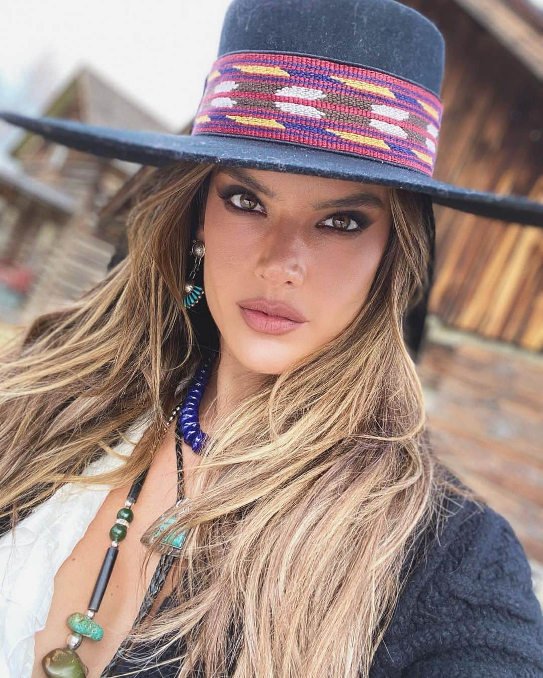 Carolina Gonzalezさんのインスタグラム写真 - (Carolina GonzalezInstagram)「🏔ALESSANDRA 🦅  #bts in #Montana with the always stunning @alessandraambrosio 🏔  @milanwrld  #styling @heathersmithstyles  #hair @hairbypucciarello  #makeupCarolinaGonzalez  #CGonzalezBeauty  #AlessandraAmbrosio  #ChiefJohnSpottedTail  Using @armanibeauty」11月21日 10時48分 - cgonzalezbeauty