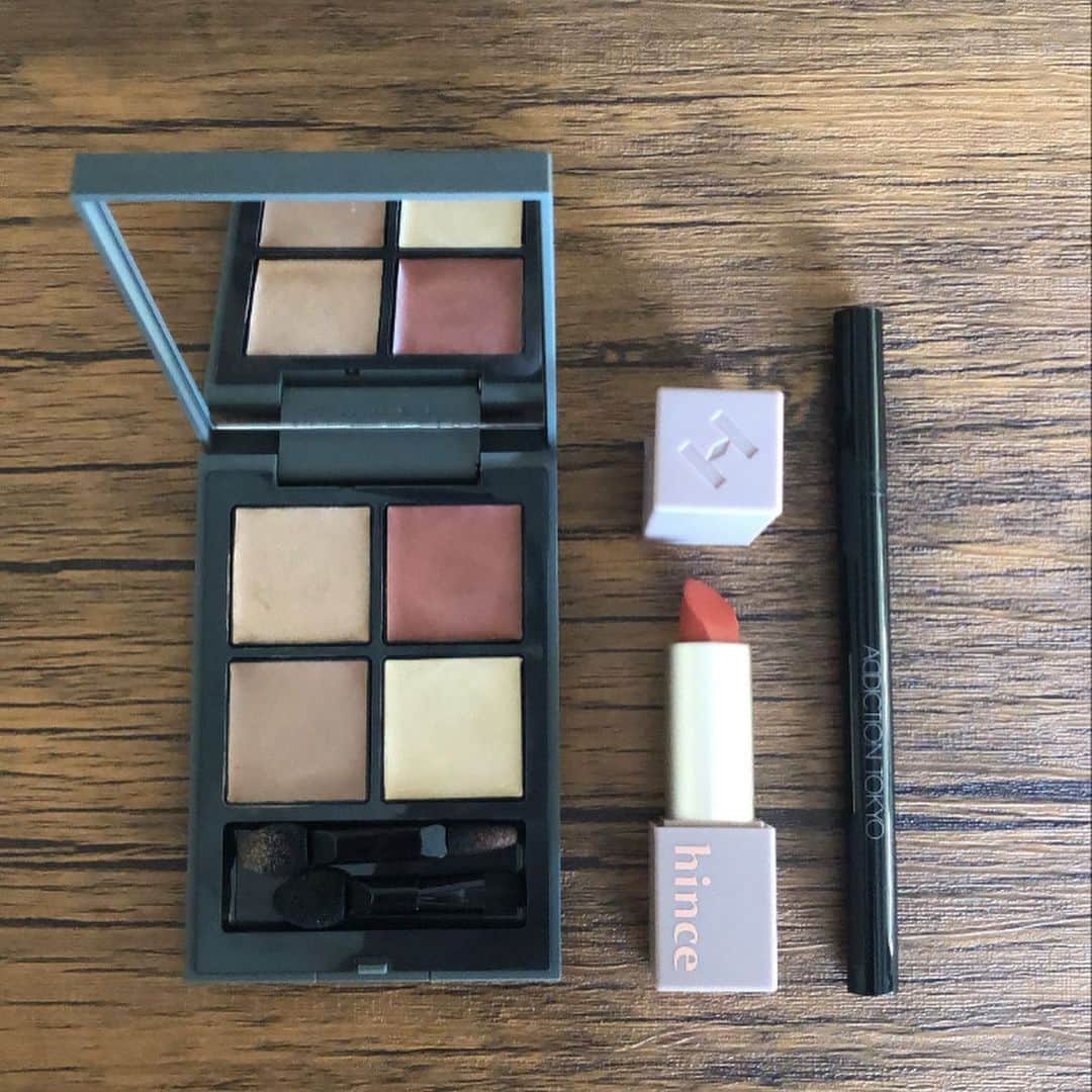 erinaさんのインスタグラム写真 - (erinaInstagram)「アディクションのカラーライナーがポイントになって◎ THREEのパレット（左上と右下）でサッとアイホール囲んでリップはhince♡ ・ ◯addiction ザ カラー リキッドアイライナー/Cinnamon Brown ◯THREE ディメンショナルビジョンアイパレットアリー/ 01 ◯hince MOOD ENHANCER MATTE/CRAVE ・ ・ ・ #まつ毛パーマ#秋メイク#ツヤ肌メイク#つや肌#アディクション#スリー#ヒンス#デパコス#ママコーデ#男の子ママ」11月21日 10時41分 - enappi_148