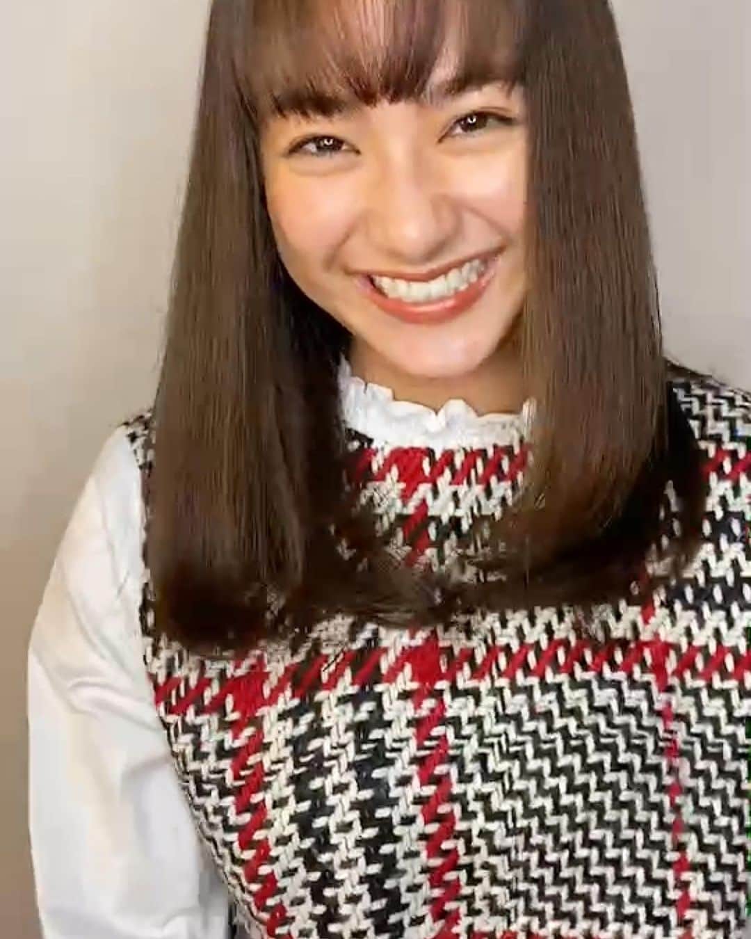 青木大輔さんのインスタグラム写真 - (青木大輔Instagram)「めちゃキュートでした😆 @yunataira_official ちゃん！ 忙しいみたいで、サロンでちゃんとカットするの 久しぶりだったみたい！ めちゃ良い感じになったよね ヘアケアもちゃんと来てくれそうだし どんどんツヤツヤにしよう！ … カットは毛先の程よい重さ残しながら サイドとトップにレイヤー入れた ローレイヤーなスタイル 前髪は少しだけ幅広げて 軽めのフルバングにしました！ 毛先ワンカールでも ゆるウェーブでもいけちゃう ヘアスタイルです！ … カラーは @manami_tiechel さんが担当 アッシュ、イエロー、バイオレットを 独自のバランスで混ぜながら ナチュラルなベージュブラウンに 仕上げてくれました！ … もちろんケラスターゼのトリートメントで ツヤ感も最高です！ … @atsushi_hm いつも紹介ありがとう！😁🙏🏽 #平祐奈 #girl #cute #beauty #natural #smile #hair #medium  #tiechel #daisukeaoki #青木ダイスケ」11月21日 10時41分 - daisukeaoki_tiechel