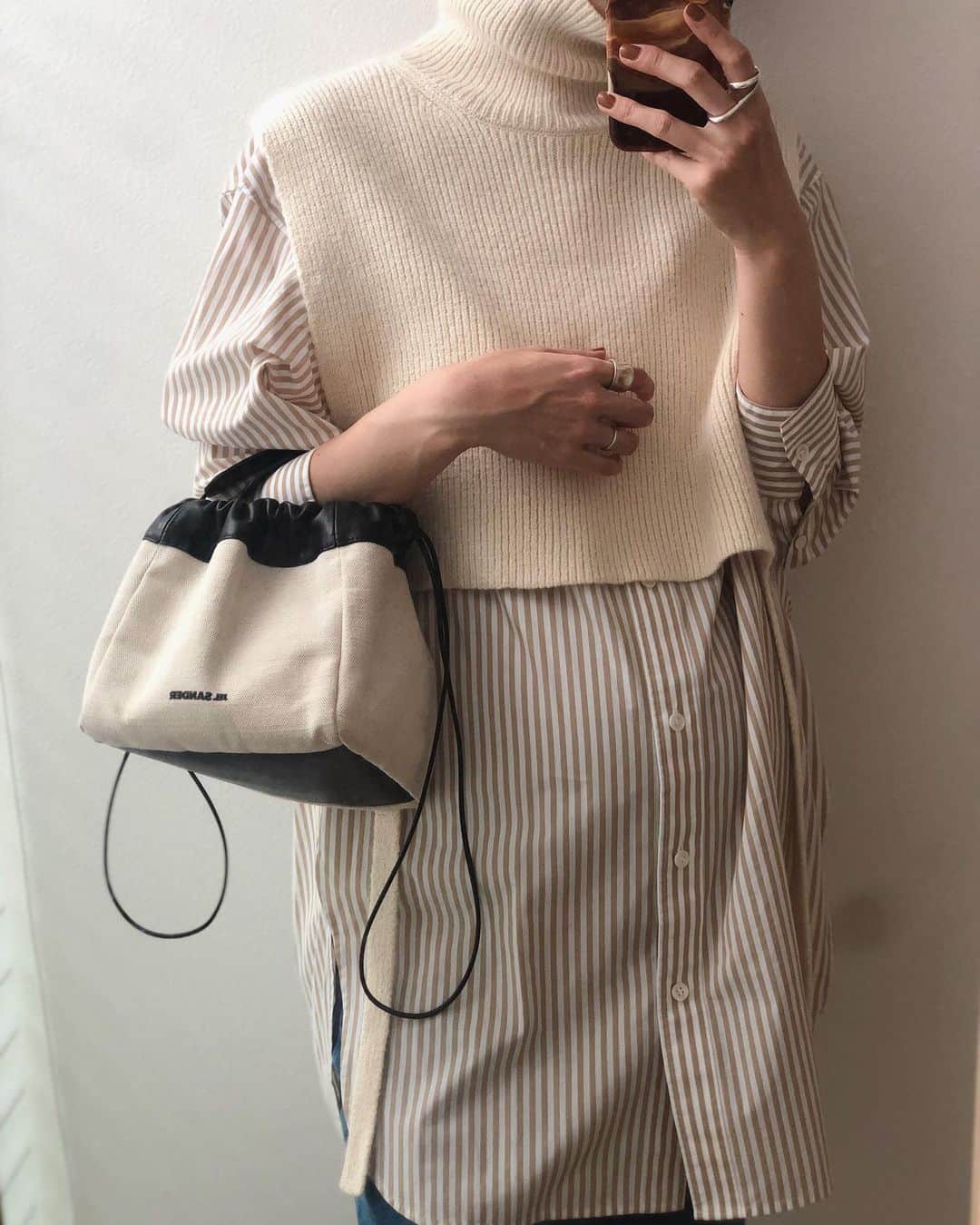 i_am_fukutaroのインスタグラム：「. こんな着方も可愛いよね🥺 . このタートルなかなか着れてなくて😷 . 2枚目の笑顔は横で笑かす人おった👧🏻w . . . #shirts#denim #23区  #23ku_mystandard #knit#todayful #bag#jilsander #momfashin#maternityfashion #マタニティコーデ#マタニティファッション #ママコーデ#ママファッション  #妊娠8ヶ月#28w4d」