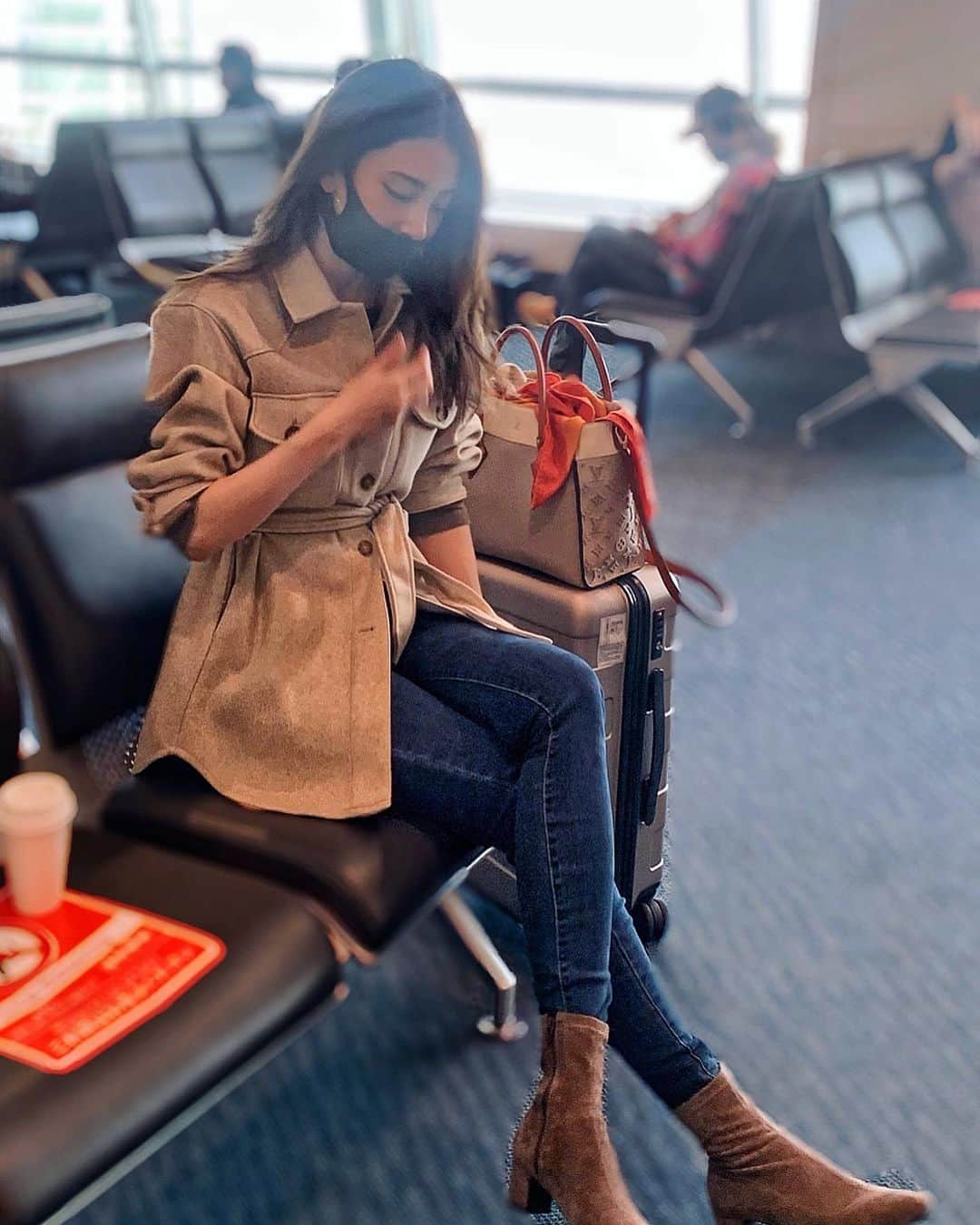 里海のインスタグラム：「たくさん質問いただいていたので…  ジャケットは、 @zara ですよ😊 気がつけば　ZARAとユニクロばっかり😊」