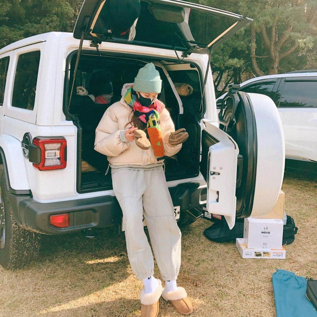 イユエリンのインスタグラム：「기분좋은 아침🤎 영하인줄 모를정도로 너무 따뜻해서 꿀잠 잤어요 캠린이는 오늘도 행복합니당 엄청 가볍고 뜨끈뜨근한 보온성의 아우터 구스패딩은 이번주 업데이트되요!컬러는 4color🤭」