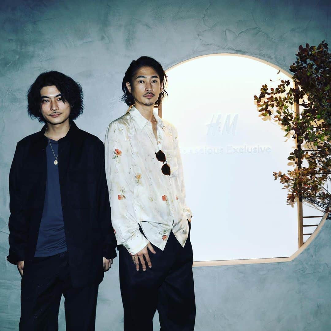 窪塚洋介のインスタグラム：「ハードピュアと呼んでもいいくらい、真摯に地球環境の改善と向き合うブランド。先日も妻がリサイクルの為に服を持って店舗に行きました。 一人一人の小さな一歩が大きな未来の扉を開けるでしょう。最新アルバムをドロップしたRUEEDと、スタッフの皆さんと。  #hmconsciousexclusive #hm  @hm」