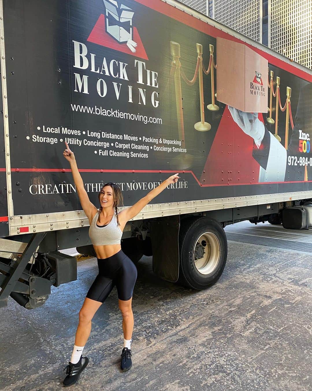 のインスタグラム：「What a day!!!! . Finally all moved in to the new place thanks to @blacktiemoving  . The move was so seamless, from scheduling, to packing, and unpacking. I highly suggest them for any of your future moving needs.  . #move #dallas #dallasmove #yay」