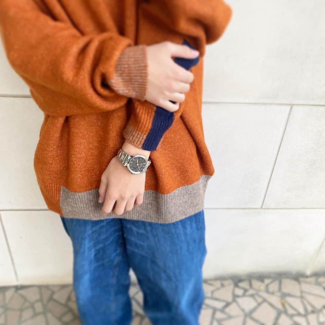aitama_pfさんのインスタグラム写真 - (aitama_pfInstagram)「・ ・ #pr 日々、部活に生徒会、そして学生の本分の勉強に取り組む息子に2本目の時計をプレゼント⌚️ 選んだのは#iconiclink シルバーに黒の文字盤の40mm とっても大人っぽいデザインですが、息子の手首にも馴染むシャープなシルエットはさすがダニエルウェリントン👏 ニットとデニムのゆるゆるコーデを格上げしてくれる、新しい時計を手首に纏い、今朝は模試の後に部活動へ向かうハードなスケジュールです。 お弁当を作り、頑張ってね！と背中を見送ることが母の務め。見守るって難しい。でもたぶん、この距離感が絶妙なお互いのバランスなのだろうな。 ・ ・  2020年最大のDW Black Fridayセールを期間限定で開催中です（11月20日～30日） 公式サイトwww.danielwellington.com/jpやDW直営店舗にて最大50％OFFに！ 15％OFFクーポンコードも併用可能なのでさらにお買い得ですのでぜひご覧ください（クーポンコード　🔜　aitamapf） ・ ＠danielwellington　#ダニエルウェリントン  #dwブラックフライデー #中学生男子 #中学生男子コーデ #中学生コーデ #中学生の母 #中1男子 #中1息子」11月21日 10時50分 - aitama_pf
