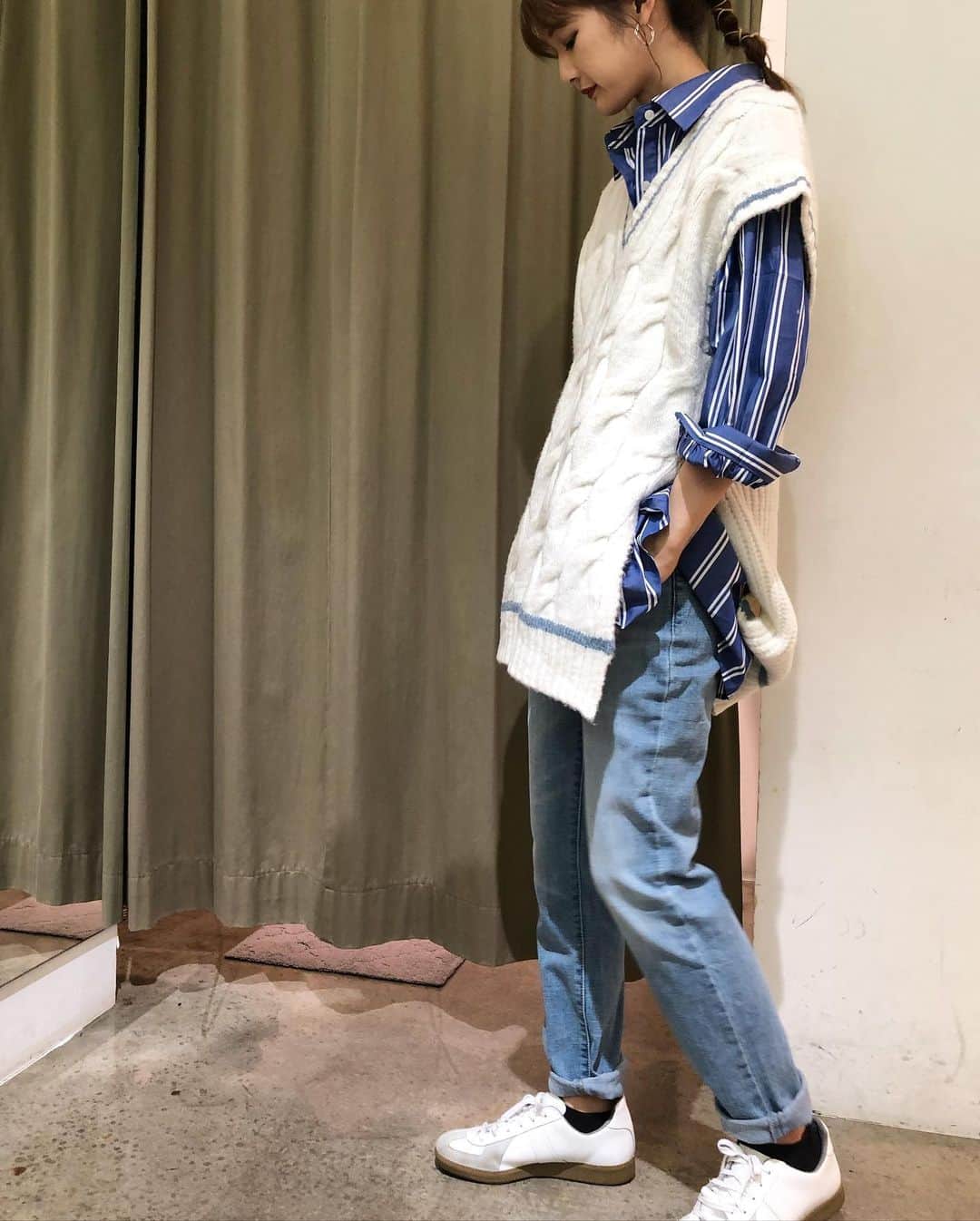 GATHER yamatoのインスタグラム：「ニーナミュウらしい ベストの着方。 もっとフェミニンかもだけど 持ってるアイテムで こんなカジュアルも。 ストライプシャツをインして ちょっとガーリーなカジュアルに仕上げて。 _________________________ ニットベスト #ninamew 17600円 ストライプシャツ #ninamew 27500円 リーバイスリメイクデニム #ninamew 16500円  全て税込み 全て#ninamew  今回のノベルティ！ 最高に可愛くて人気です✋ #まめっちカジュアル #まめっちコーディネート  #まめっちmeetsninamew」