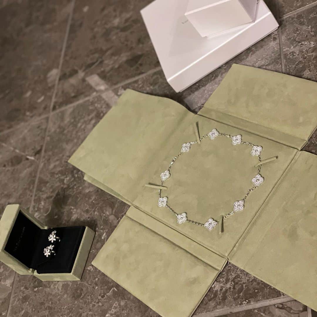 沙月のインスタグラム：「. . 新入りのソクラテスのピアスと数ヶ月前のアルハンブラのネックレス💎 @vancleefarpels  . . . #vancleefarpels  #vancleef  #ヴァンクリーフ  #ソクラテス #アルハンブラ  #アルハンブラネックレス」