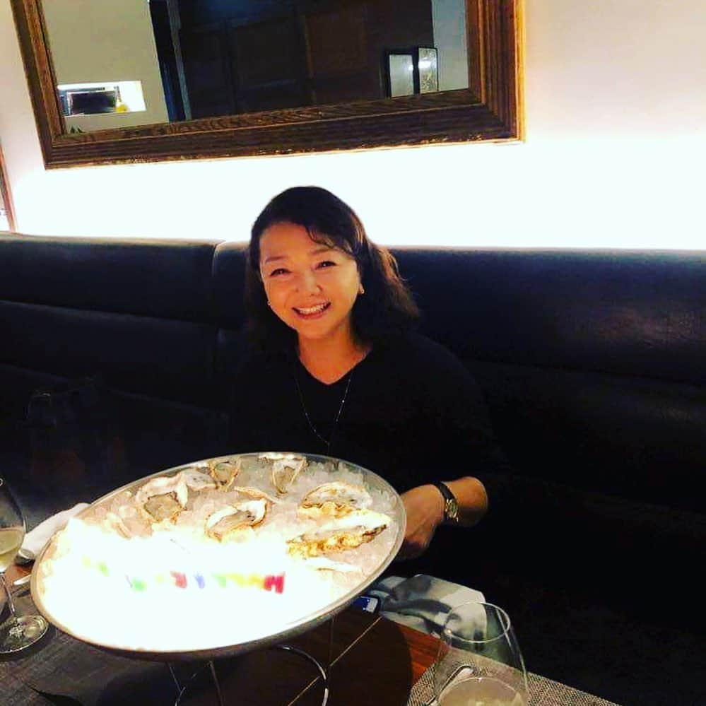 原日出子さんのインスタグラム写真 - (原日出子Instagram)「昨夜は お友達に誘っていただき オイスター.バーへ💖 そこで サプライズ✨ お誕生日はだいぶ過ぎたのに まさかの バースデー.オイスター😍 嬉しかった〜〜(//∇//) 大好きな 生牡蠣❣️ とても美味しかったです😊 仲良しの女子4人✨ 来月も 再来月も お誕生日の人がいるので また元気に会いましょう❣️と 約束して お別れしました。 みんな ありがとう〜〜💖  #お誕生日ありがとう #生牡蠣 #楽しい時間 #毎日を楽しく #女子会 #vinoble #会いたい人 #ありがとう」11月21日 10時54分 - hara_hideko